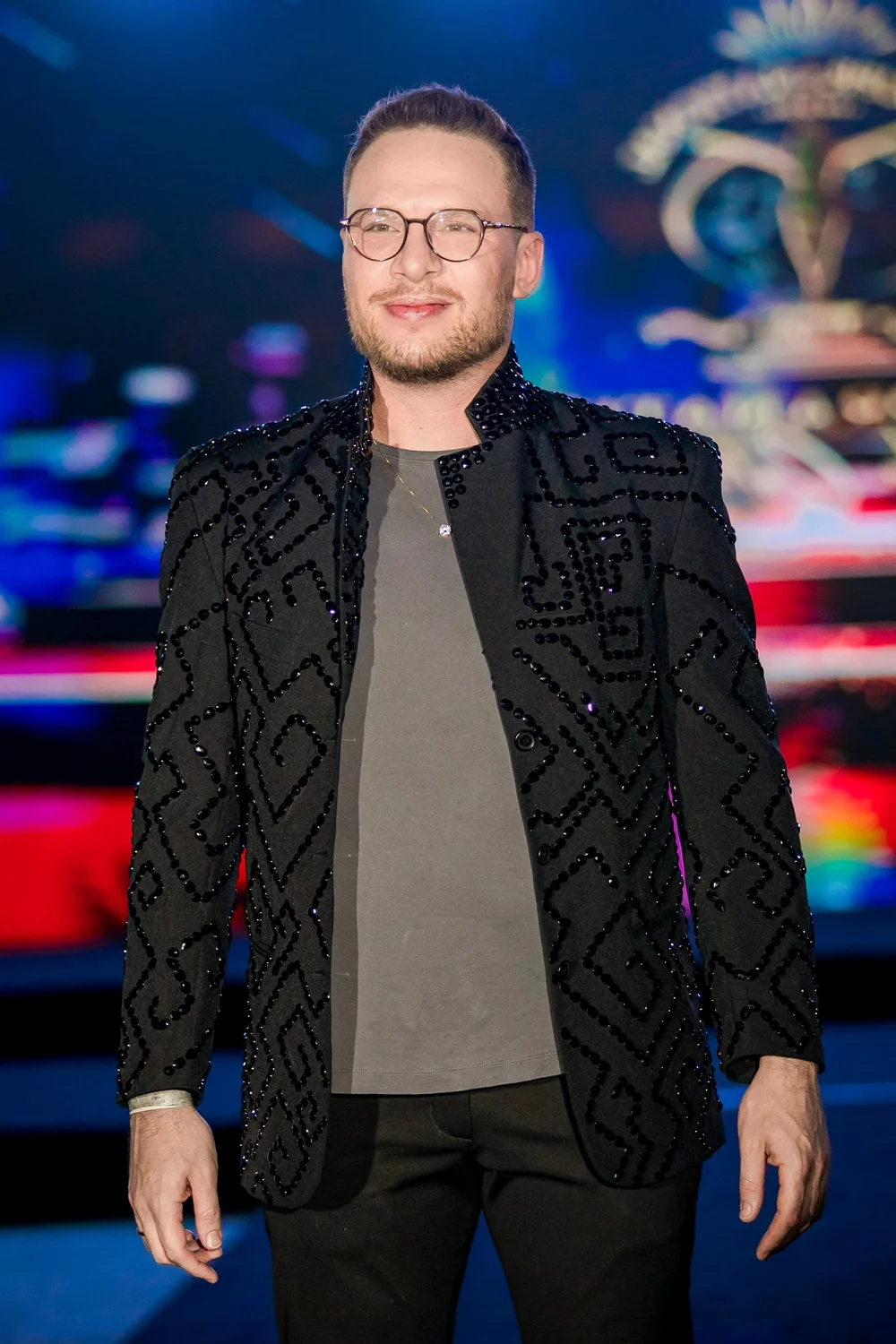 Ernesto Antonini, mentor de branding pessoal, no palco de um concurso de miss