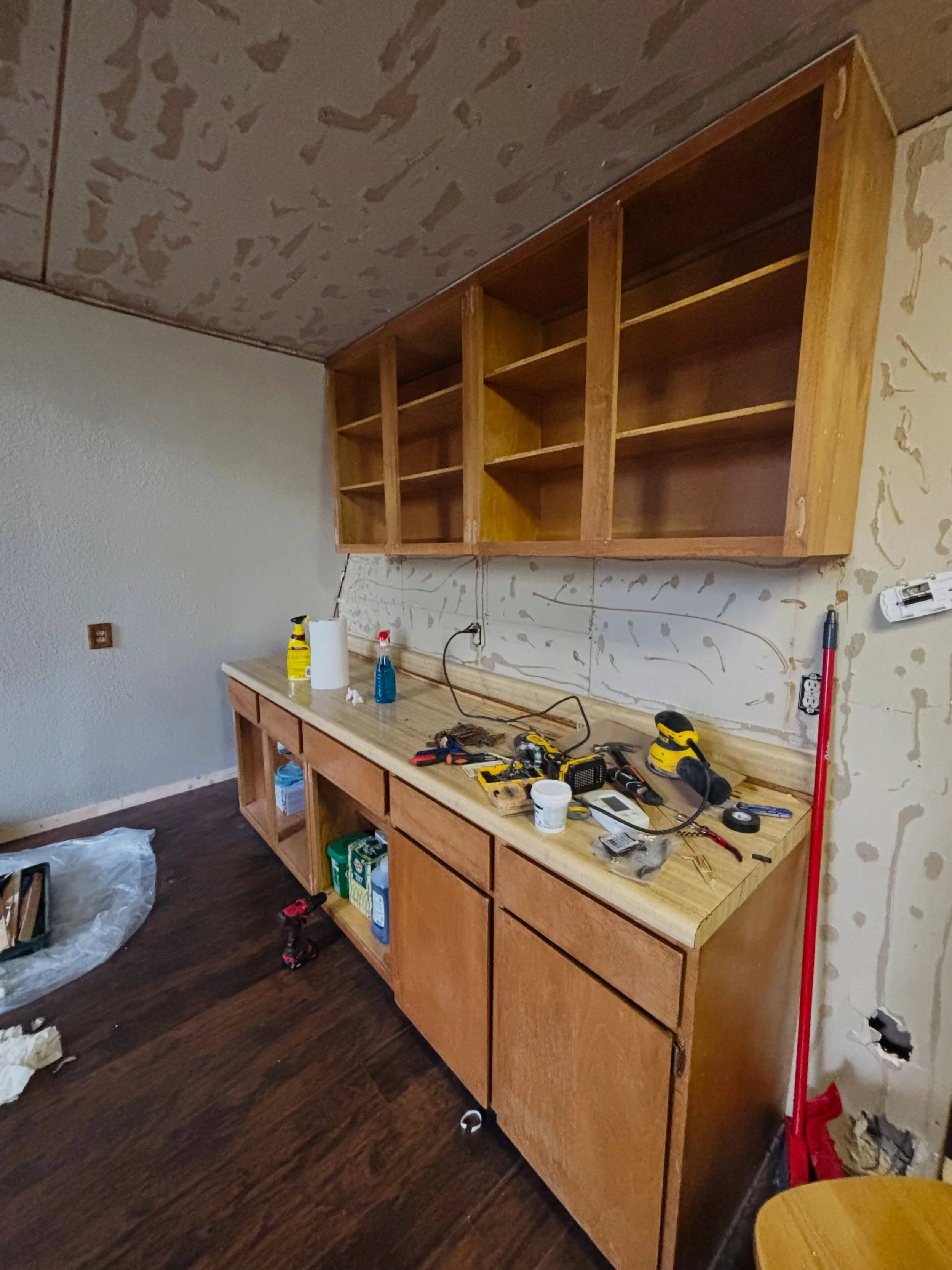 Before and after 🎉 Obviously still need to get the backsplash and trim in, but loving it so much!!! It&rsquo;s nice to see our hard work paying off, slowly but surely :) #cabin #colorado #renovation #aframe #homeimprovement
