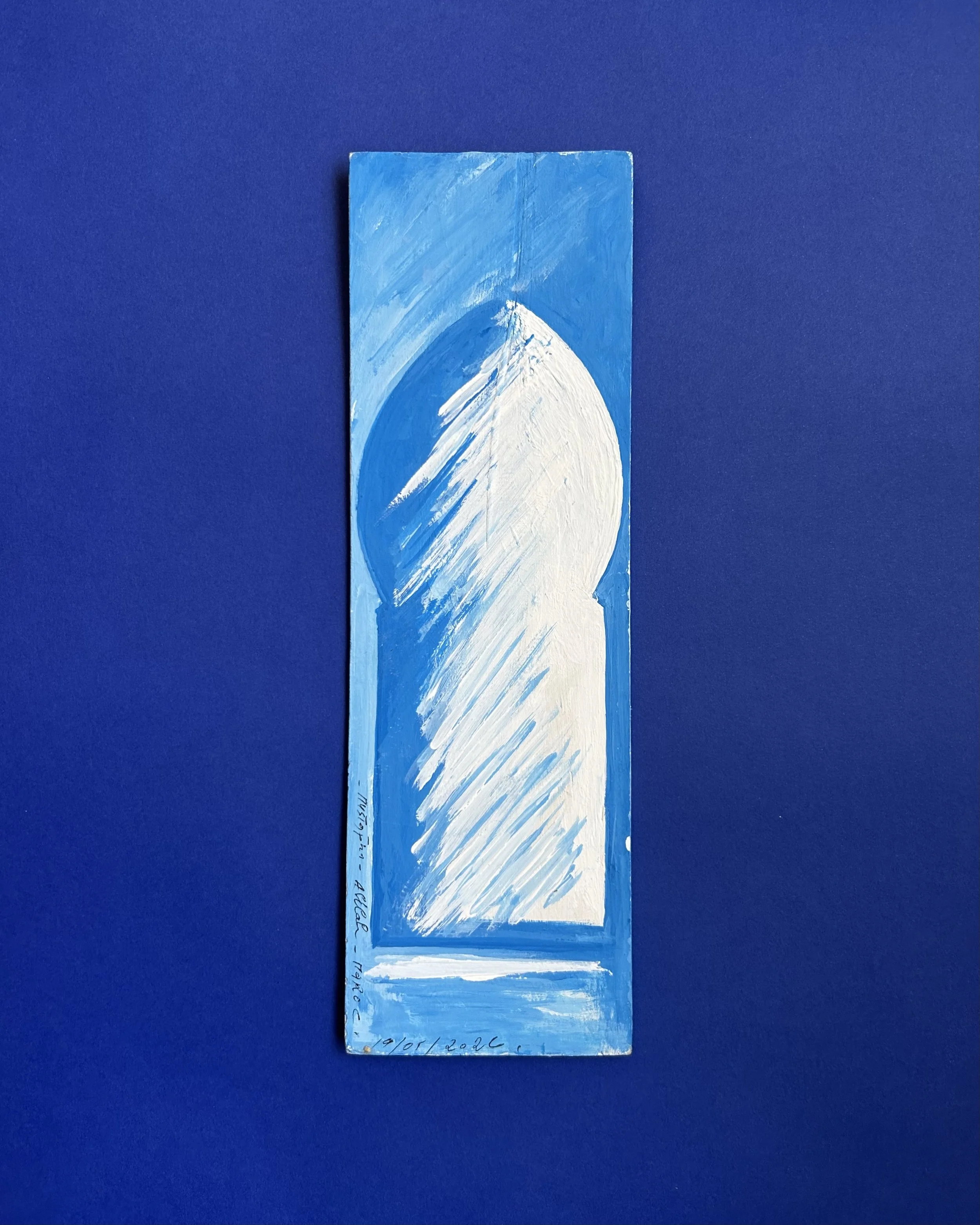 An expressive interpretation of traditional Moroccan architecture, centred on a monumental, stylised arch set against an intense blue ground. The artist distils the architectural form to its essential geometry, using vigorous white brushstrokes to ev