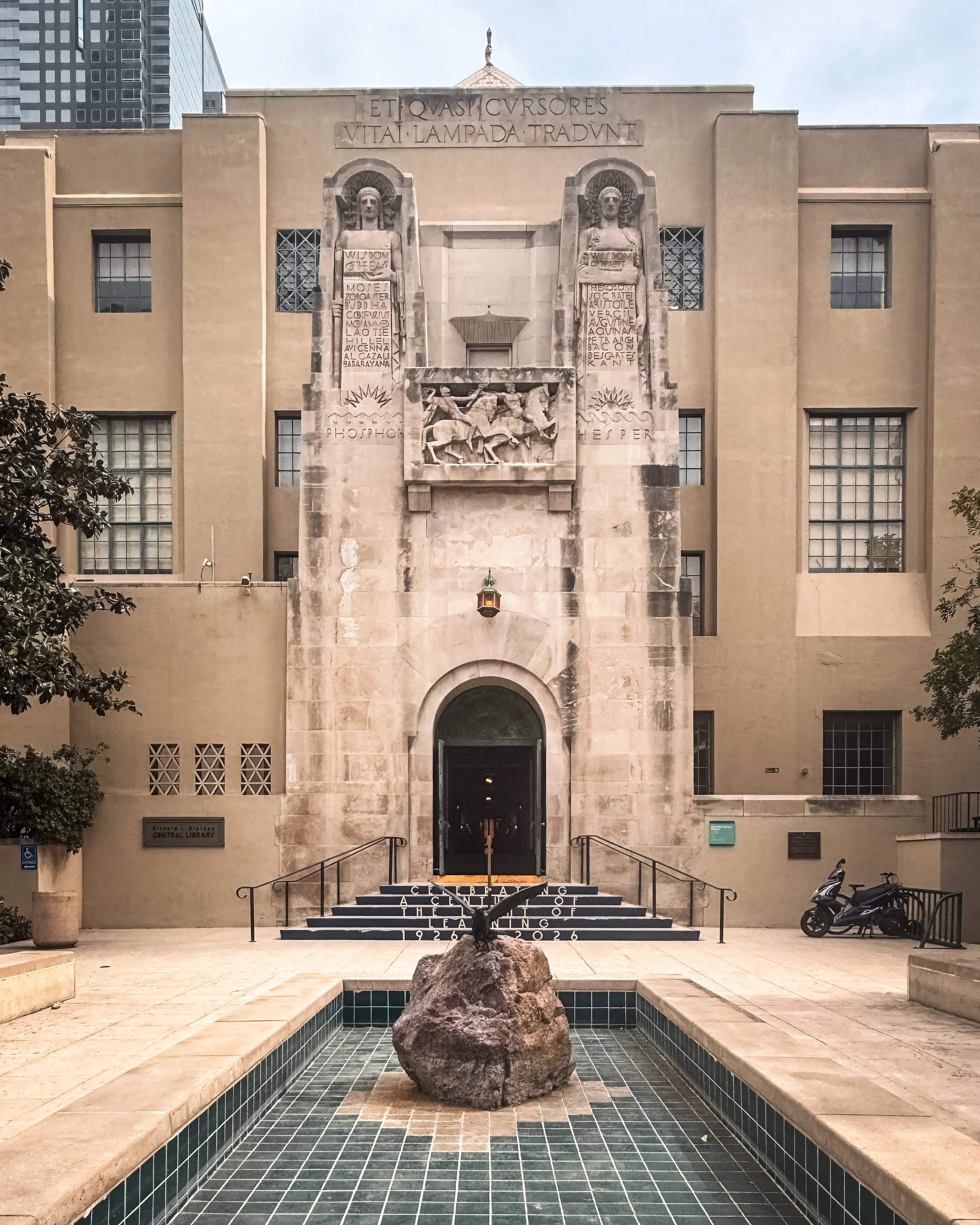 Exterior view of the entrance and facade of the Los Angeles Central Library in Downton Los Angeles, California, USA. 