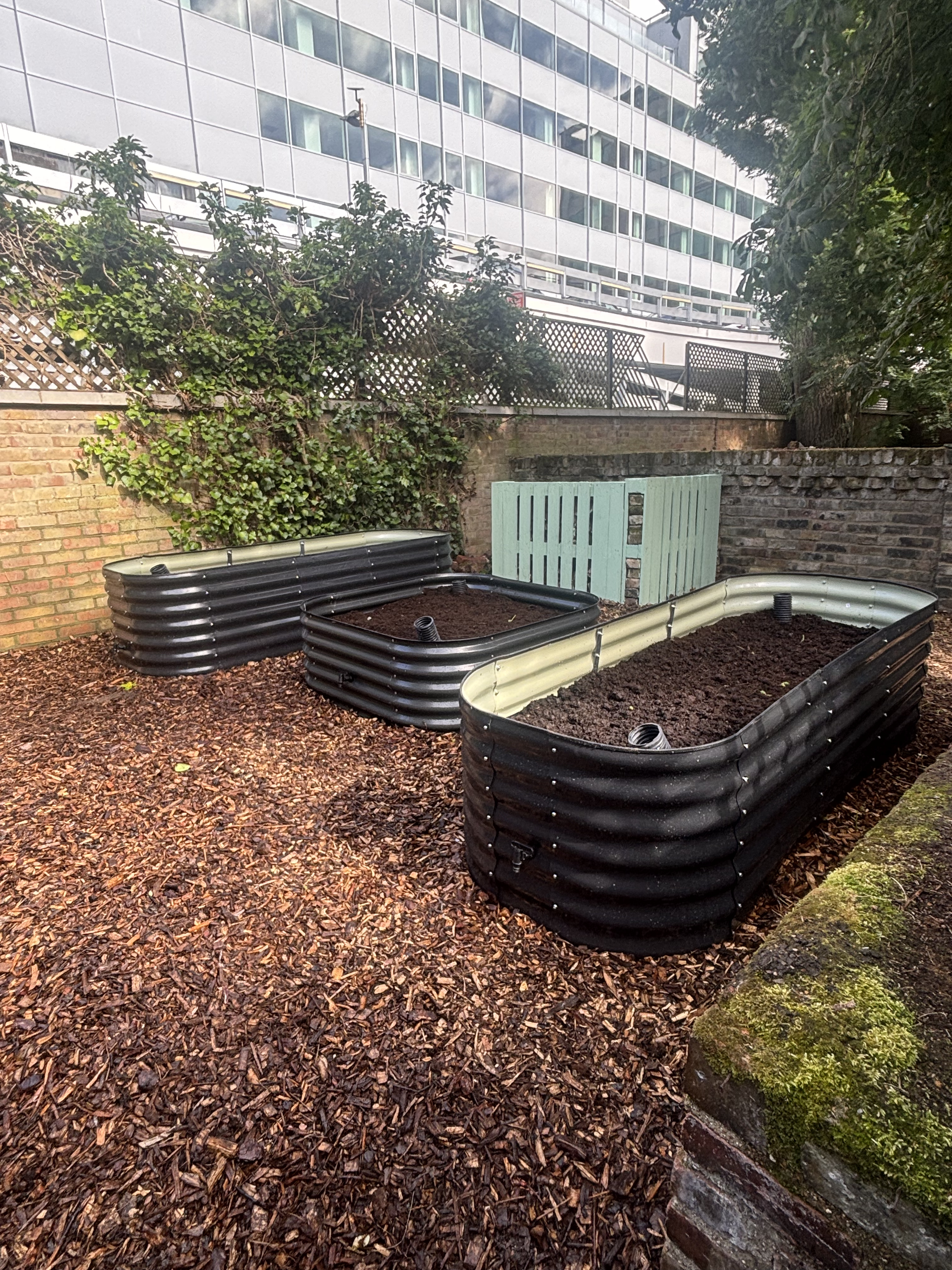 Self-maintained wicking vegetable bed built using reclaimed materials for water-efficient food growing.