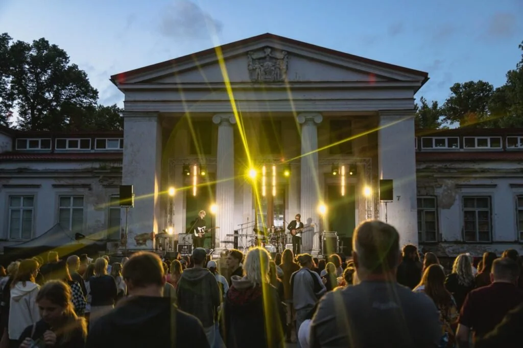 Zentenē notiek festivāls Fāze. Organizēt pasākumus. Organizēt kāzas. Organizēt dzimšanas dienas. Organizēt uzņēmumu talkas.
