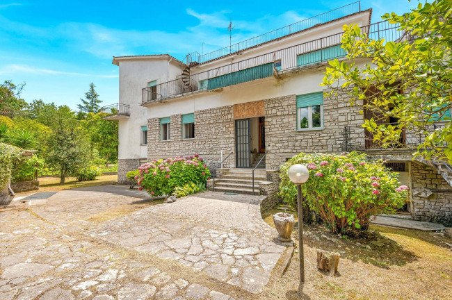 5-Bed Historic Villa with Private Garden and Stream, Cassino, Italy, €629,000