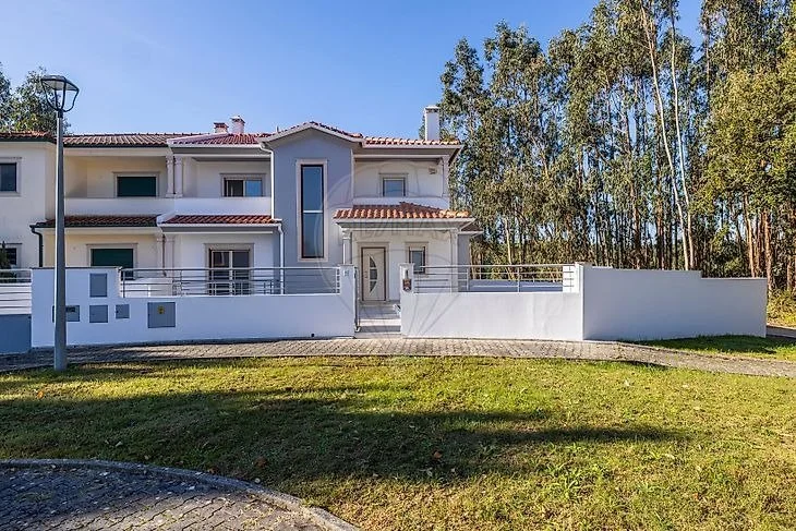 The Buyer Playbook: 4-Bed Modern House with 3+ Parking Spaces, Leiria, Portugal €589,000