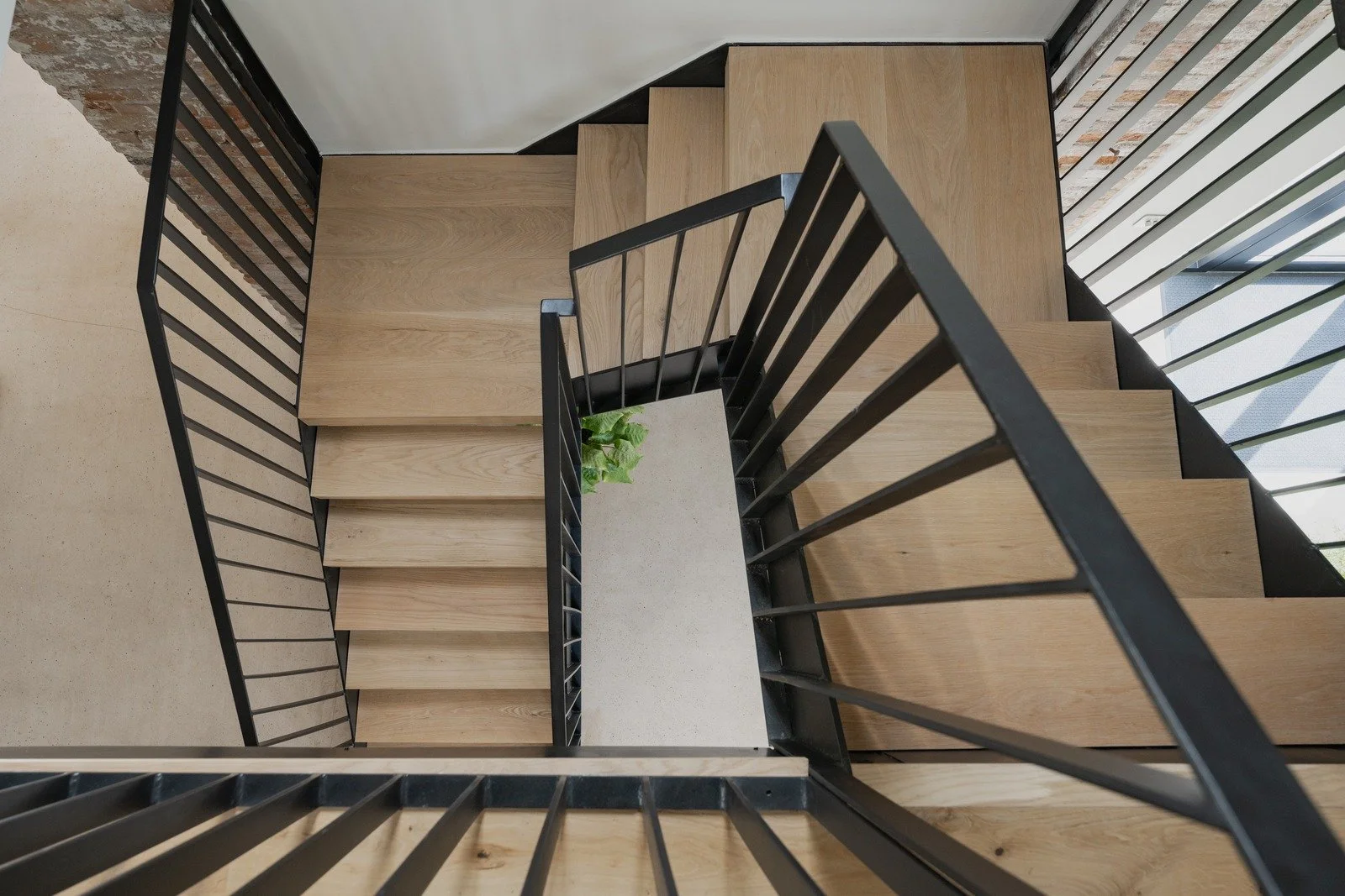 fen-barn-modern-oak-staircase-black-balustrade.jpg
