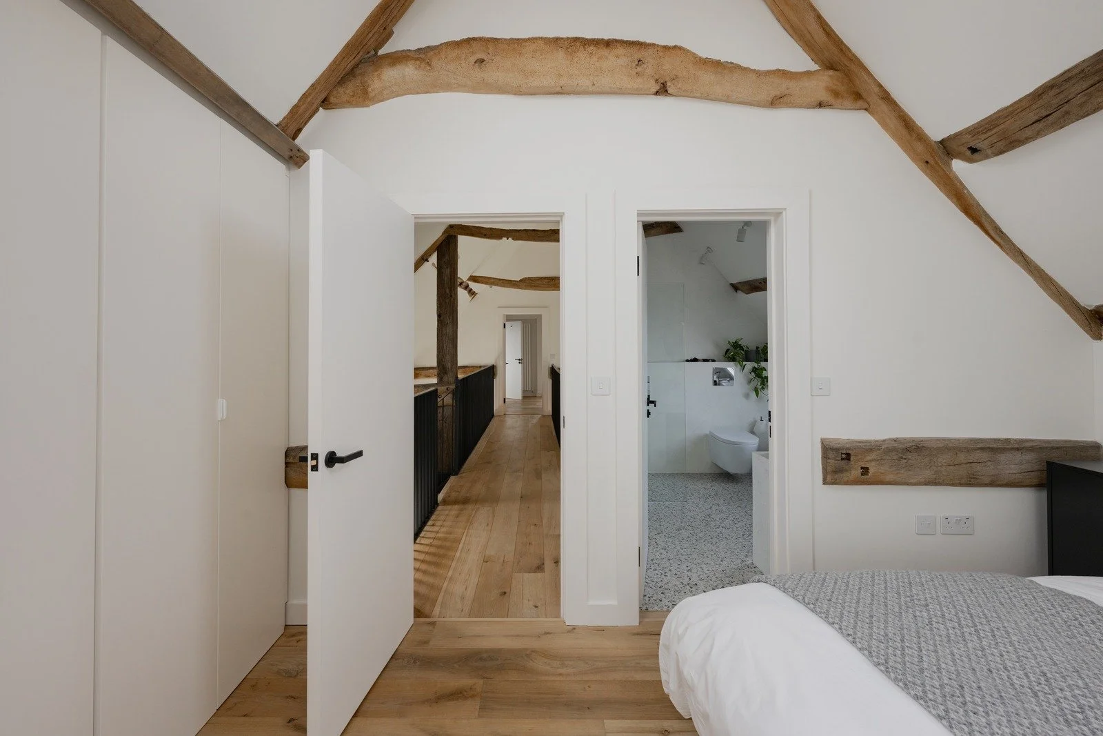 fen-barn-bedroom-hallway-open-doors-ensuite.jpg