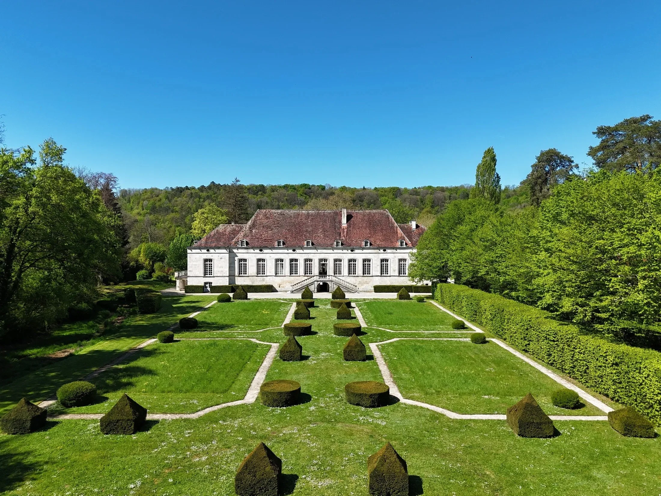 french-chateau-symmetrical-garden-boxwood-topiary-france.jpg
