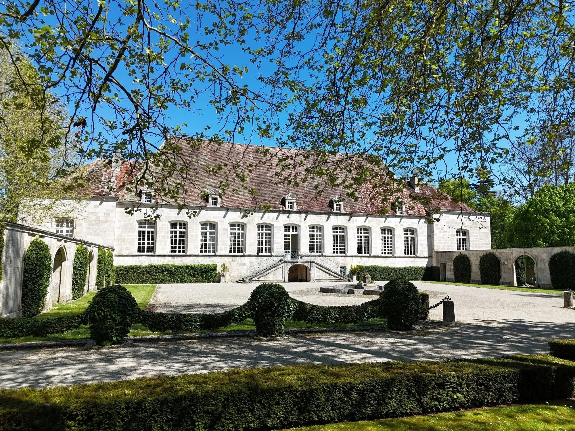 french-chateau-courtyard-elevation-arched-facade-france.jpg
