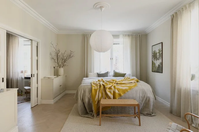 scandinavian-interior-bedroom-Entrance-Fastighetsmäkleri.jpg