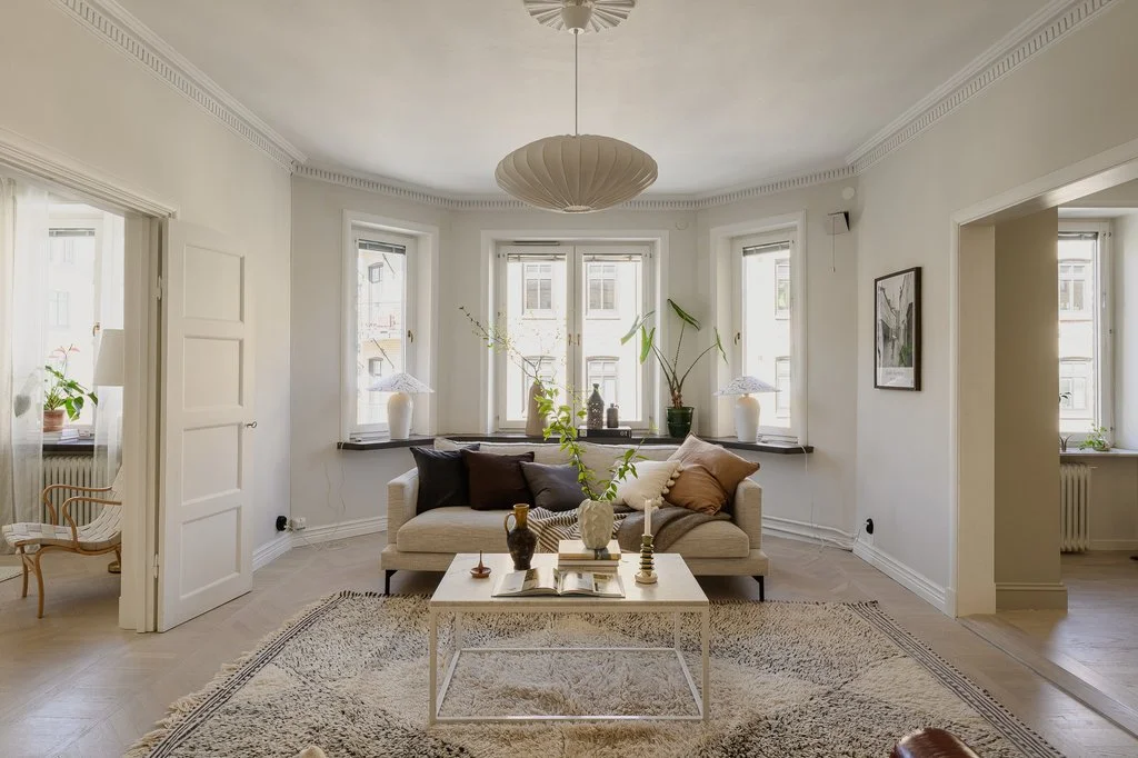 scandinavian-apartment-bay-window-minimalist-interior-Entrance-Fastighetsmäkleri.jpg