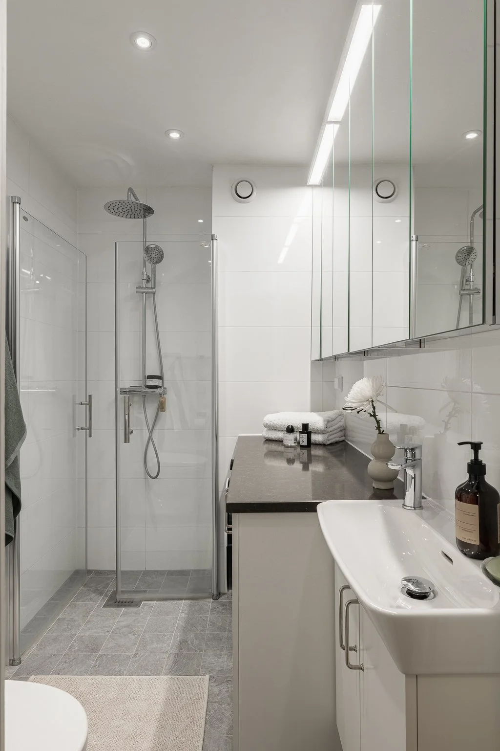 scandinavian-interior-bathroom-Entrance-Fastighetsmäkleri.jpg