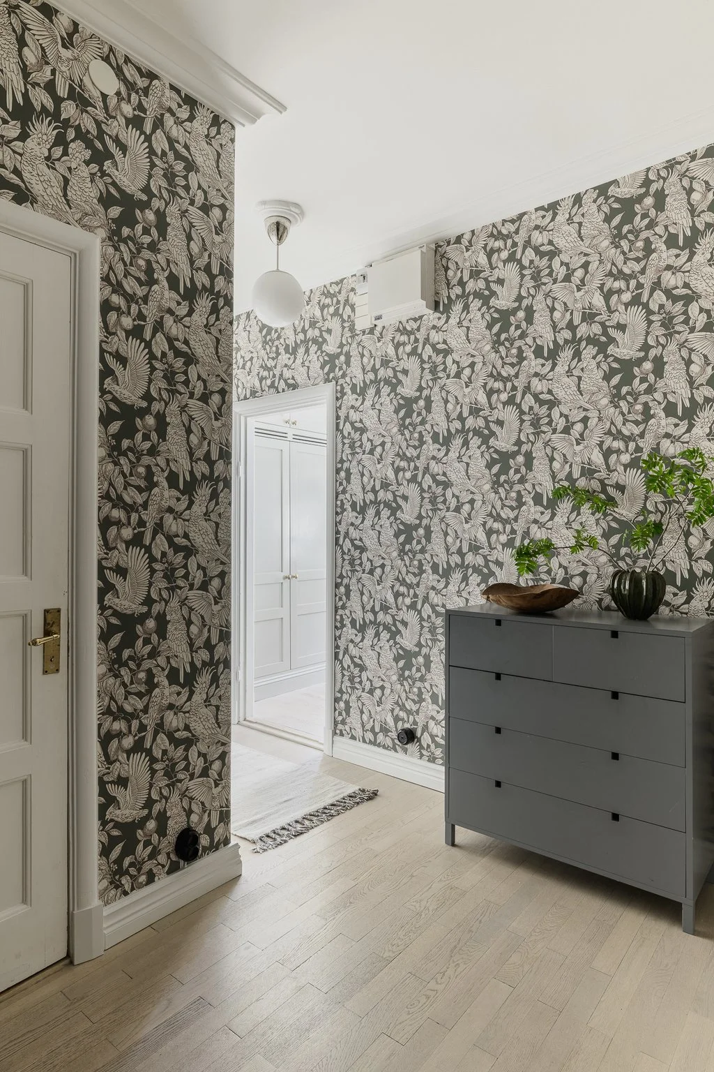 Modern-Scandinavian-Interior-Entrance-Fastighetsmäkleri.jpg