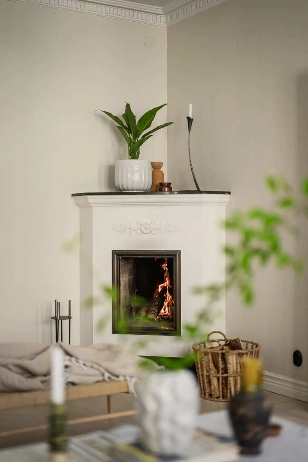 cozy-scandinavian-interior-fireplace-Entrance-Fastighetsmäkleri.jpg