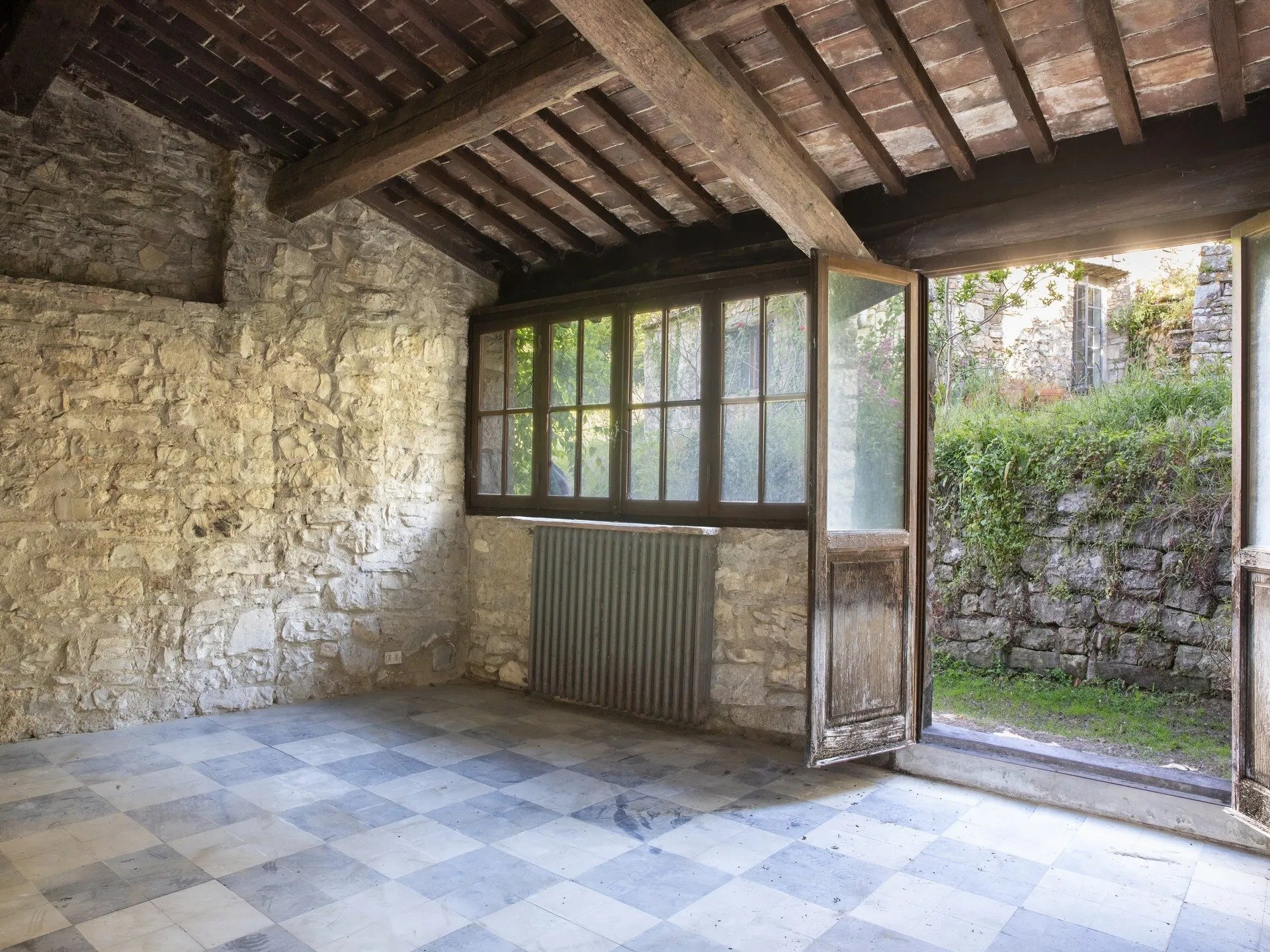 tuscany-farmhouse-room-checkered-floor.jpg