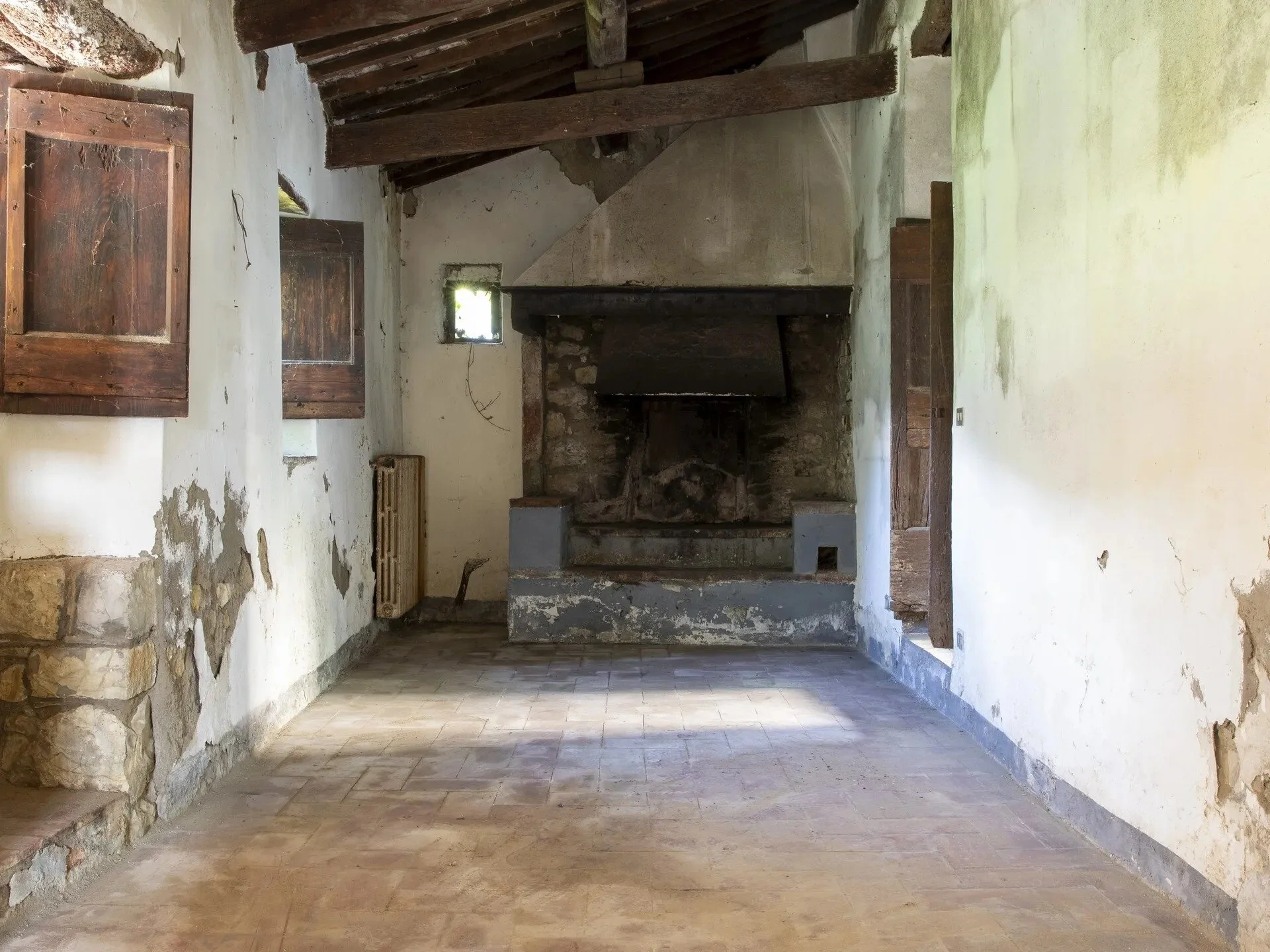 abandoned-rustic-living-room-in-old-tuscan-home.jpg