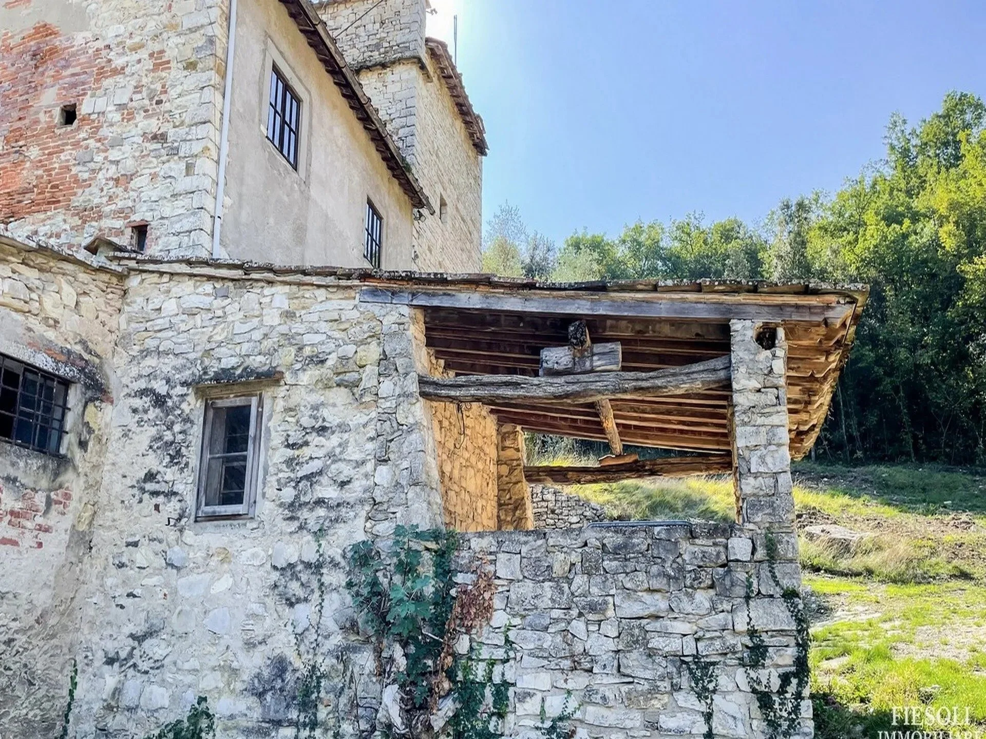 side-view-of-tuscan-farmhouse-showing-weathered-structure.jpg