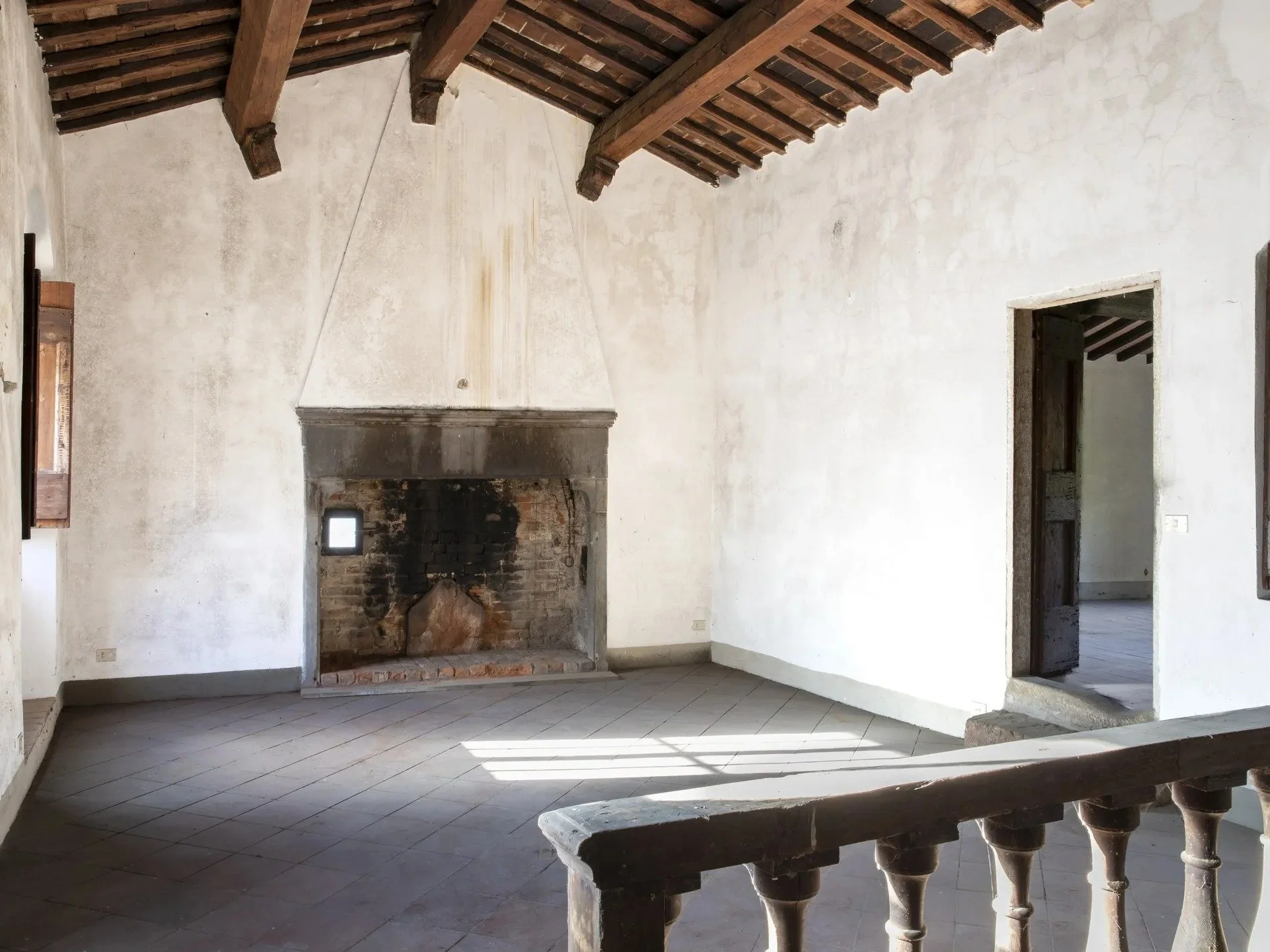 tuscany-farmhouse-living-room-before-renovation.jpg
