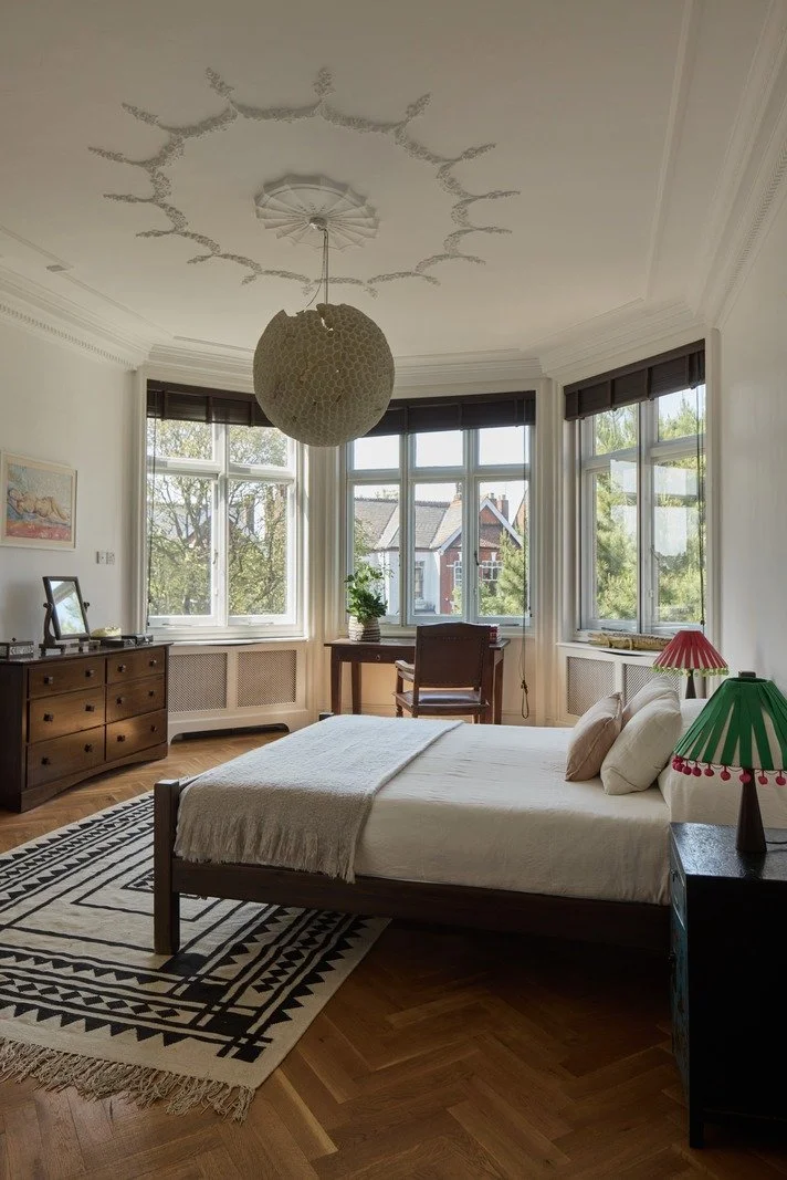victorian-bedroom-with-ceiling-plasterwork-bay-window-and-geometric-rug-london.jpg