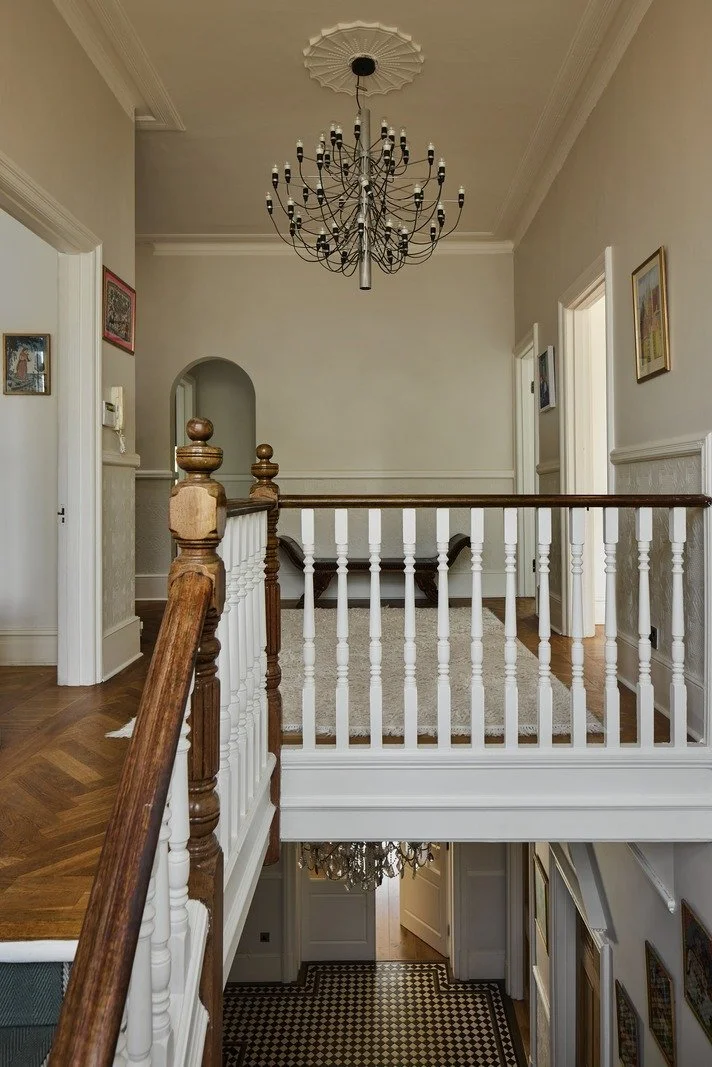 victorian-upstairs-landing-chandelier-and-painted-balustrade-london-home.jpg