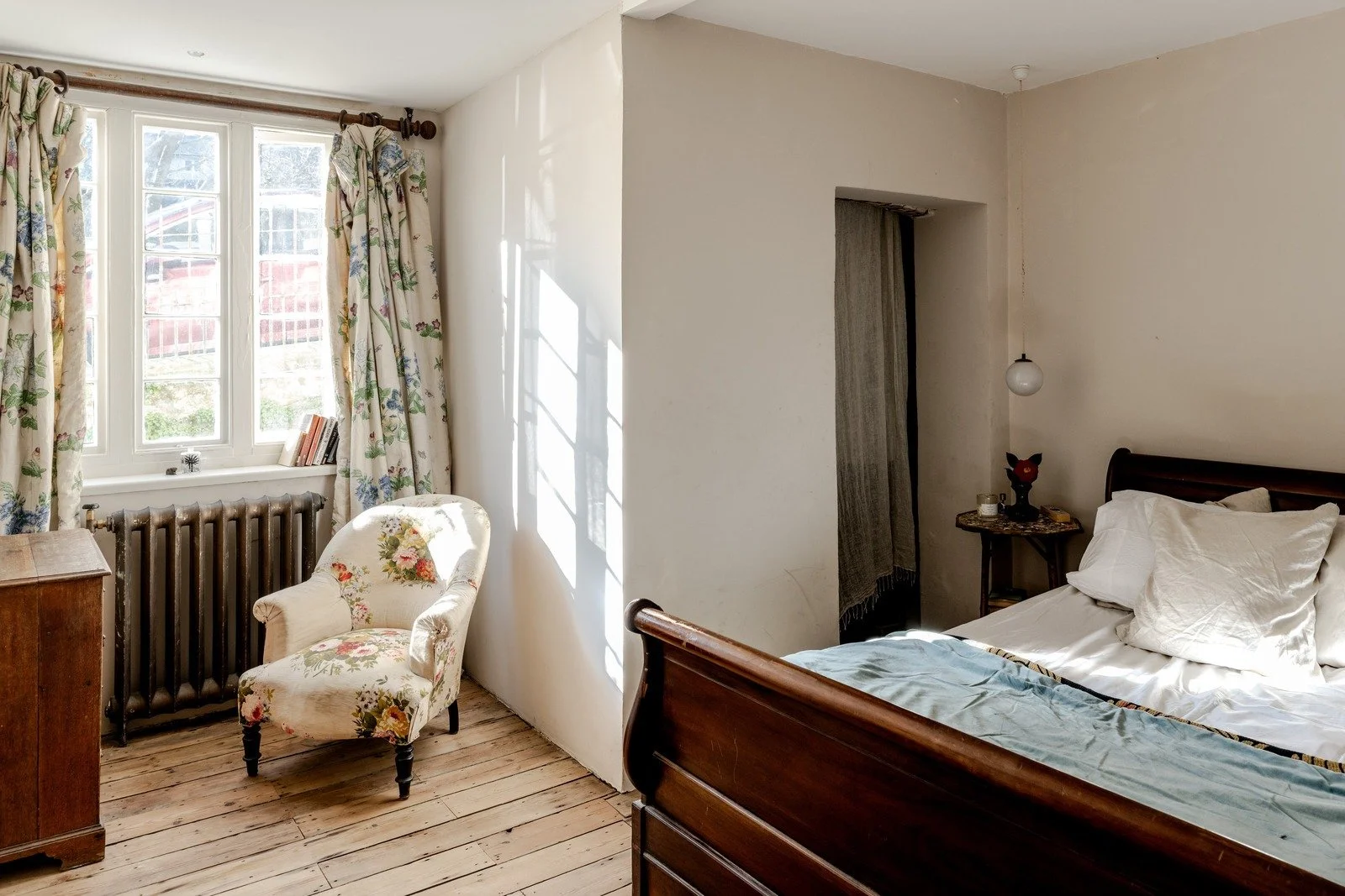 Principal bedroom with a sea view.