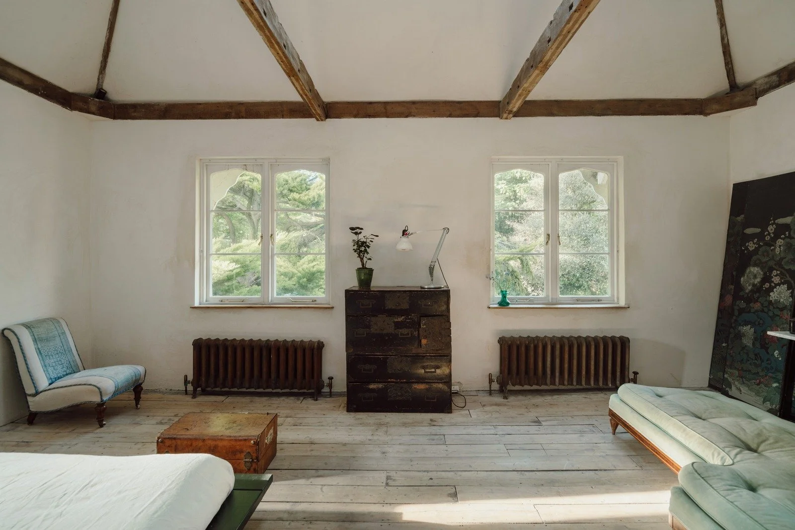 Principal bedroom showcasing exposed beams.