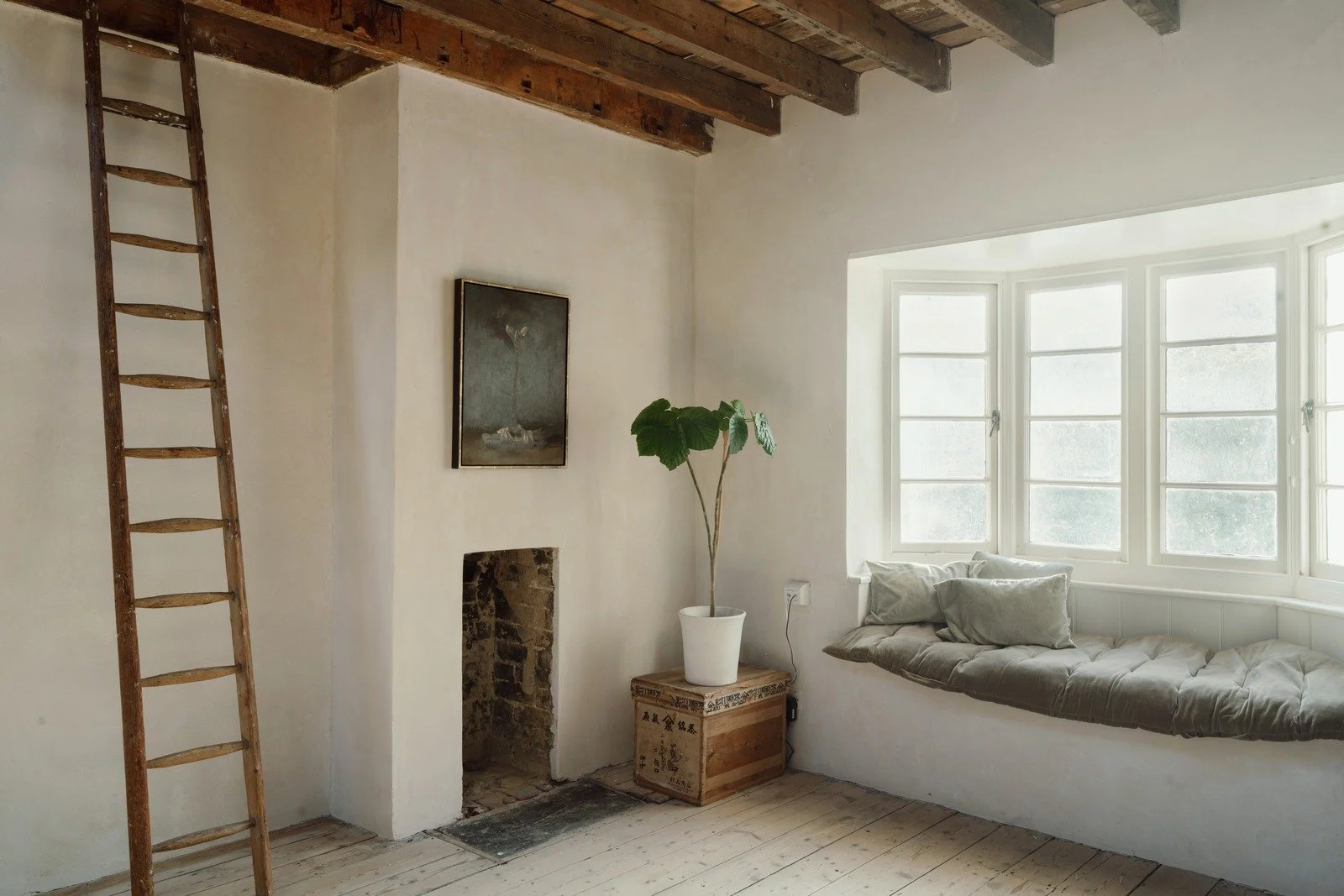 Reception room with canted bay window seating