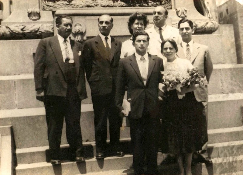 Matrimonio civil de Efraín Barquero y Elena Cisternas Franulic en 1955 / Santiago de Chile / padrinos : Pablo Neruda y su esposa Matilde Urrutia / testigos : Mario Carvajal, Homero Arce y Ricardo el chofer de neruda / testimonio : su
propio libro "La