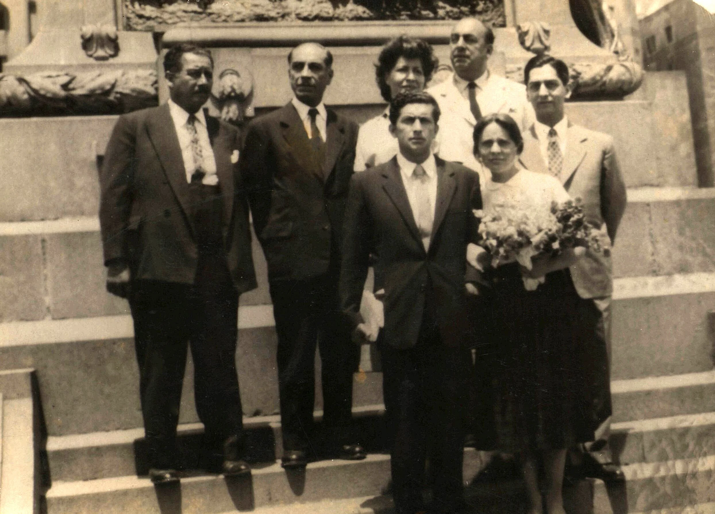 Matrimonio civil de Efraín Barquero y Elena Cisternas Franulic en 1955 Santiago de Chile.  Padrinos : Pablo Neruda y su esposa Matilde Urrutia testigos : Mario Carvajal, Homero Arce y Ricardo el chofer de neruda  testimonio : su
propio libro "La comp