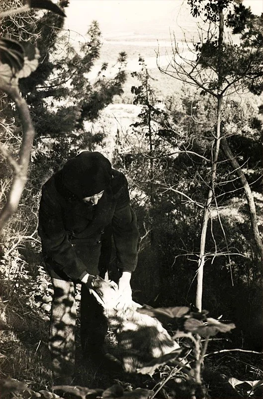 En Lo Gallardo / invierno / con su perra "pina" / oyendo dia y noche el rumor del rio Maipo / 1971