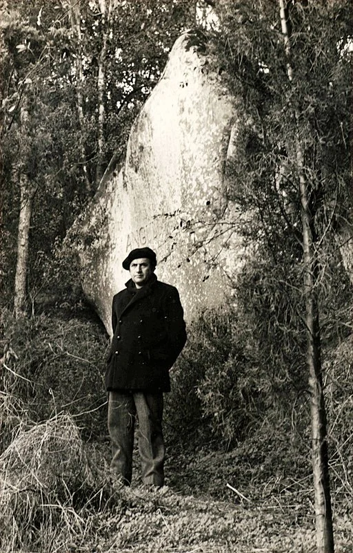 Junto a la piedra tombal de Lo Gallardo / Chile / 1971