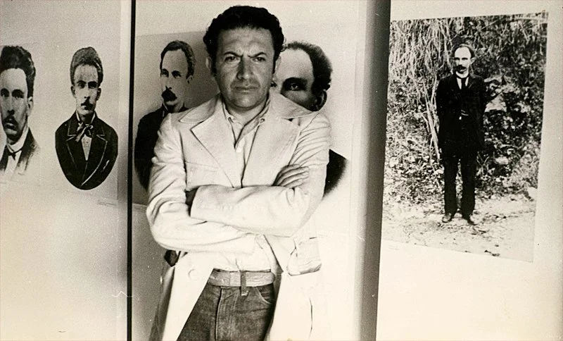 Cuba 1974 antes de ser exilado en Francia / fecha donde terminó dos libros: "El poema negro de Chile" y Bandos Marciales" que fueron publicados en México y Cuba respectivamente en 1975.