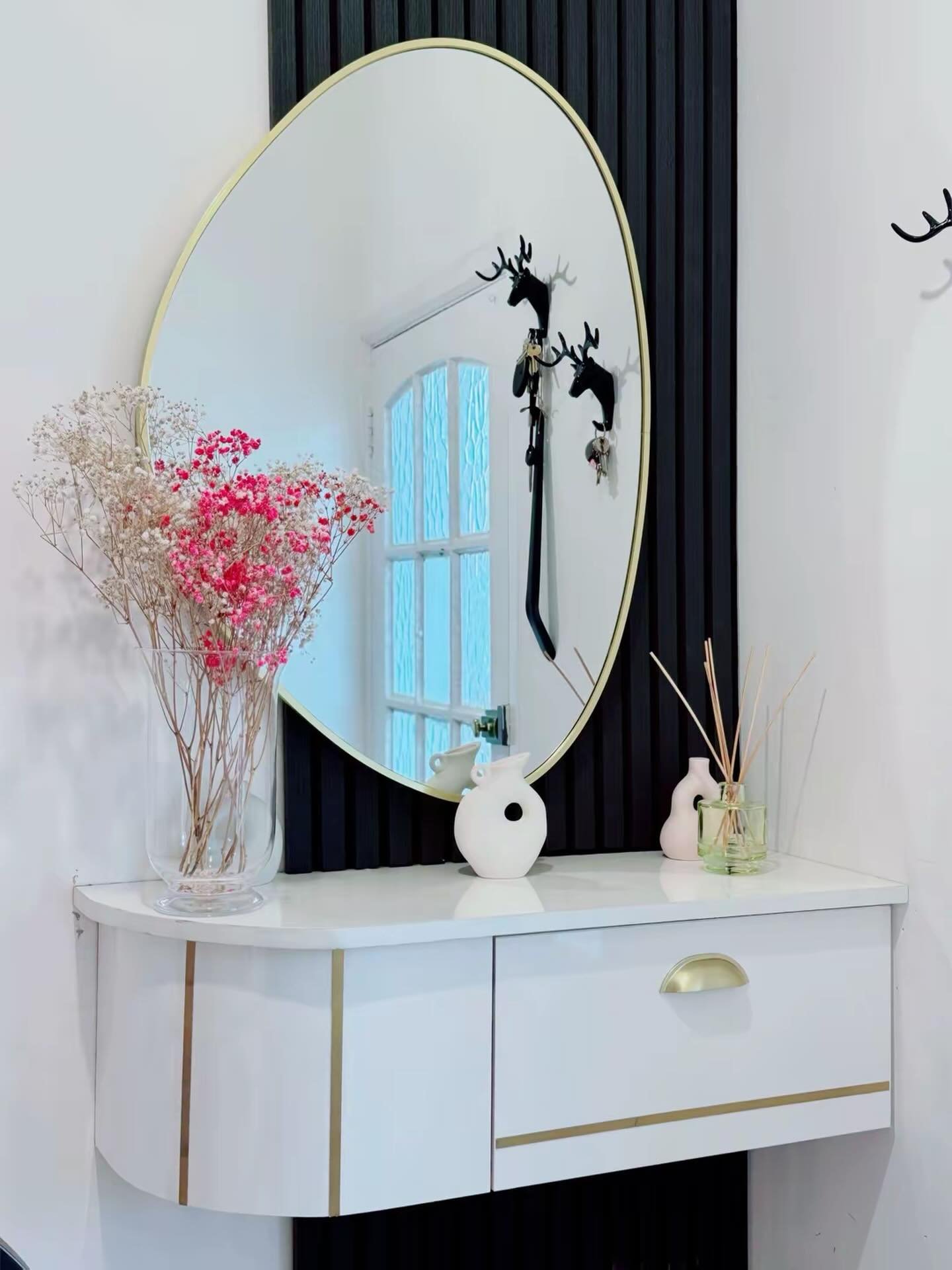 Bespoke Floating Entryway Console ✨

Designed and handcrafted with a modern fluted feature wall, elegant gold detailing, and a statement mirror to create a stylish first impression.

Every detail was carefully considered to transform the entrance int