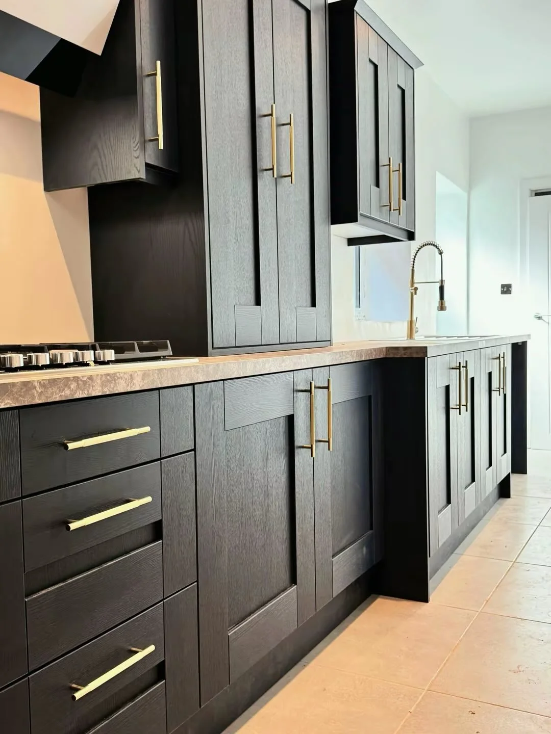 Indigo Blue elegance meets timeless craftsmanship ✨

A bold colour choice that transforms an ordinary kitchen into a statement space. Paired with warm brass handles, premium worktops and bespoke detailing, this kitchen is designed to impress from eve