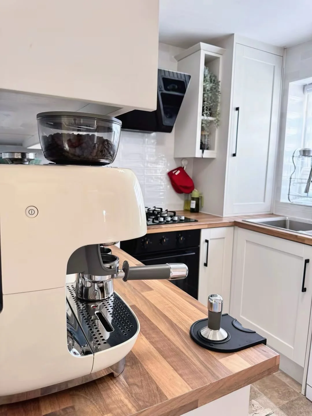 ✨ Timeless elegance in Porcelain Shaker.

A warm and inviting kitchen featuring our beautiful Porcelain doors, solid wood-effect worktops, and sleek black hardware for the perfect contrast.

Designed to be practical, stylish, and built to last.

📍Bi