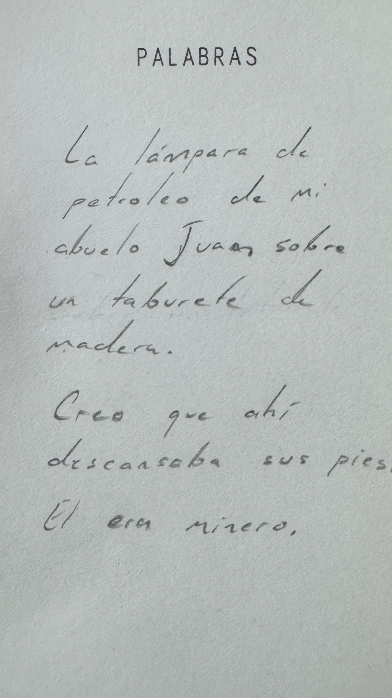 Una hoja de papel con texto en español escrito a mano en forma de poema o prosa, titulado 'PALABRAS'.