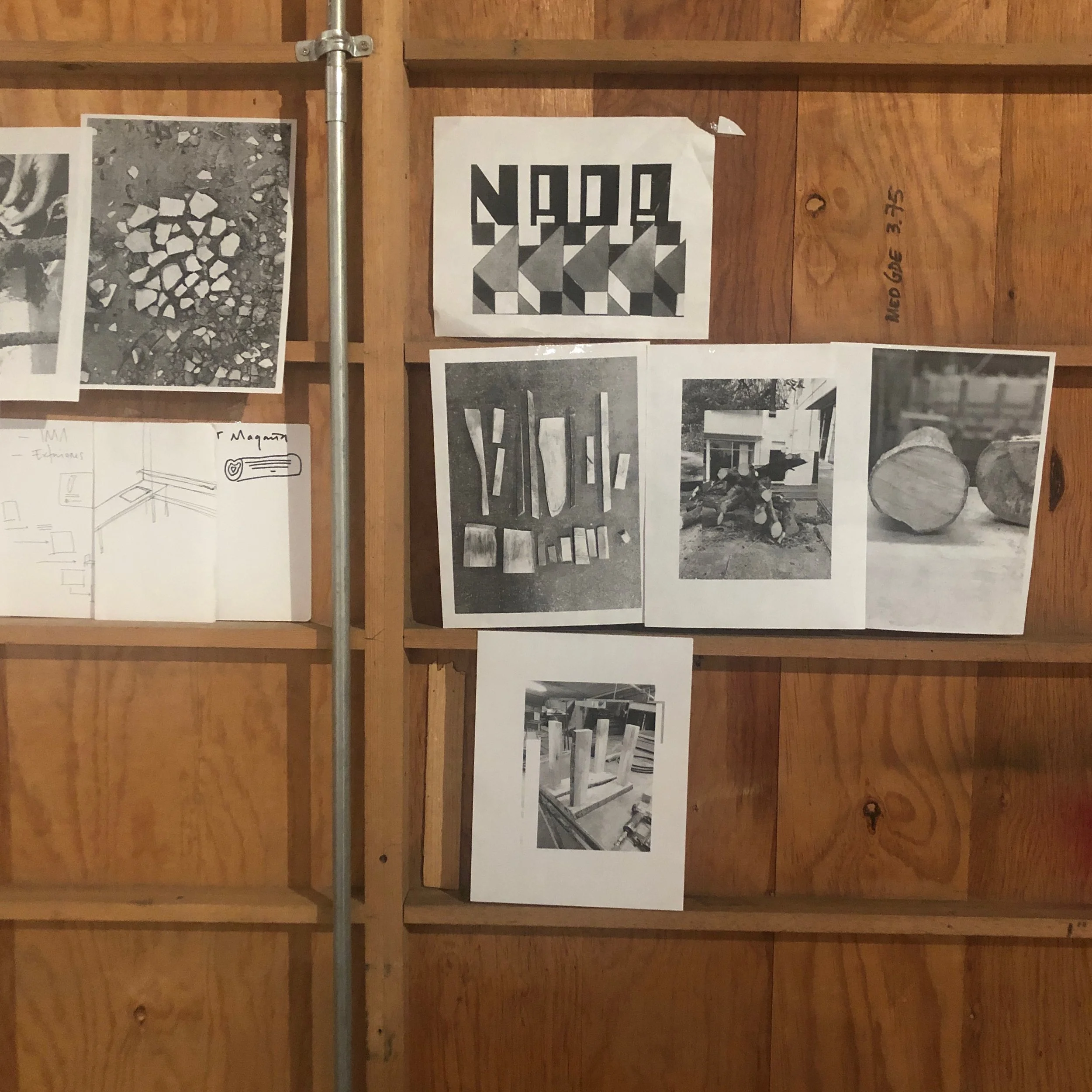 Cartel en blanco y negro con patrones geométricos en tonos grises y negros en la parte superior, rodeado de varias fotografías en blanco y negro y dibujos, todo sobre una pared de madera.