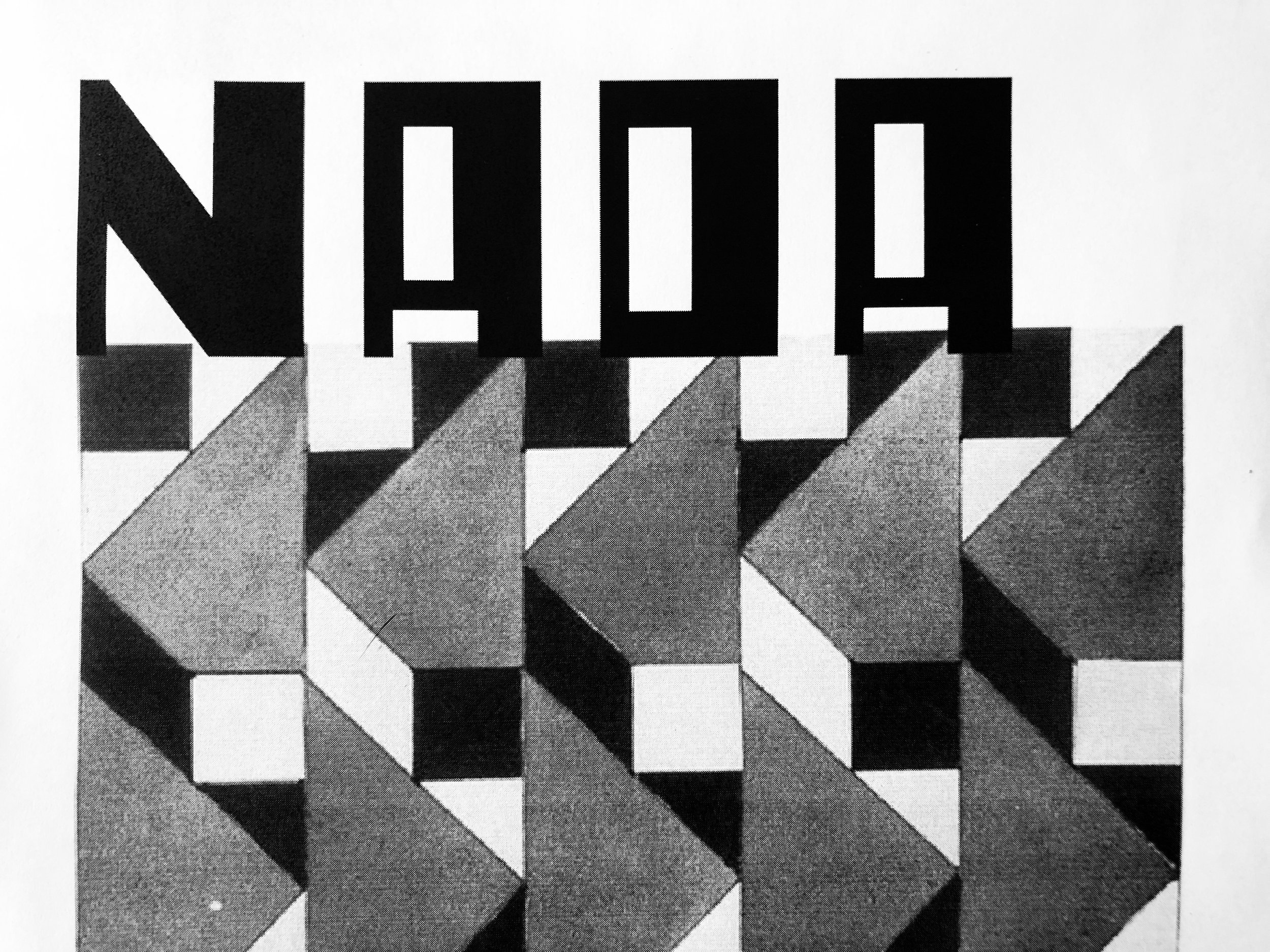 Imagen en blanco y negro de una ilusión óptica con formas geométricas que crean una sensación de profundidad y movimiento.