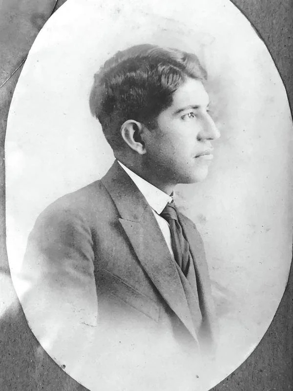 Retrato en blanco y negro de Francisco Silva Castro, un joven en perfil, vestido con saco y corbata, en un estilo antiguo.