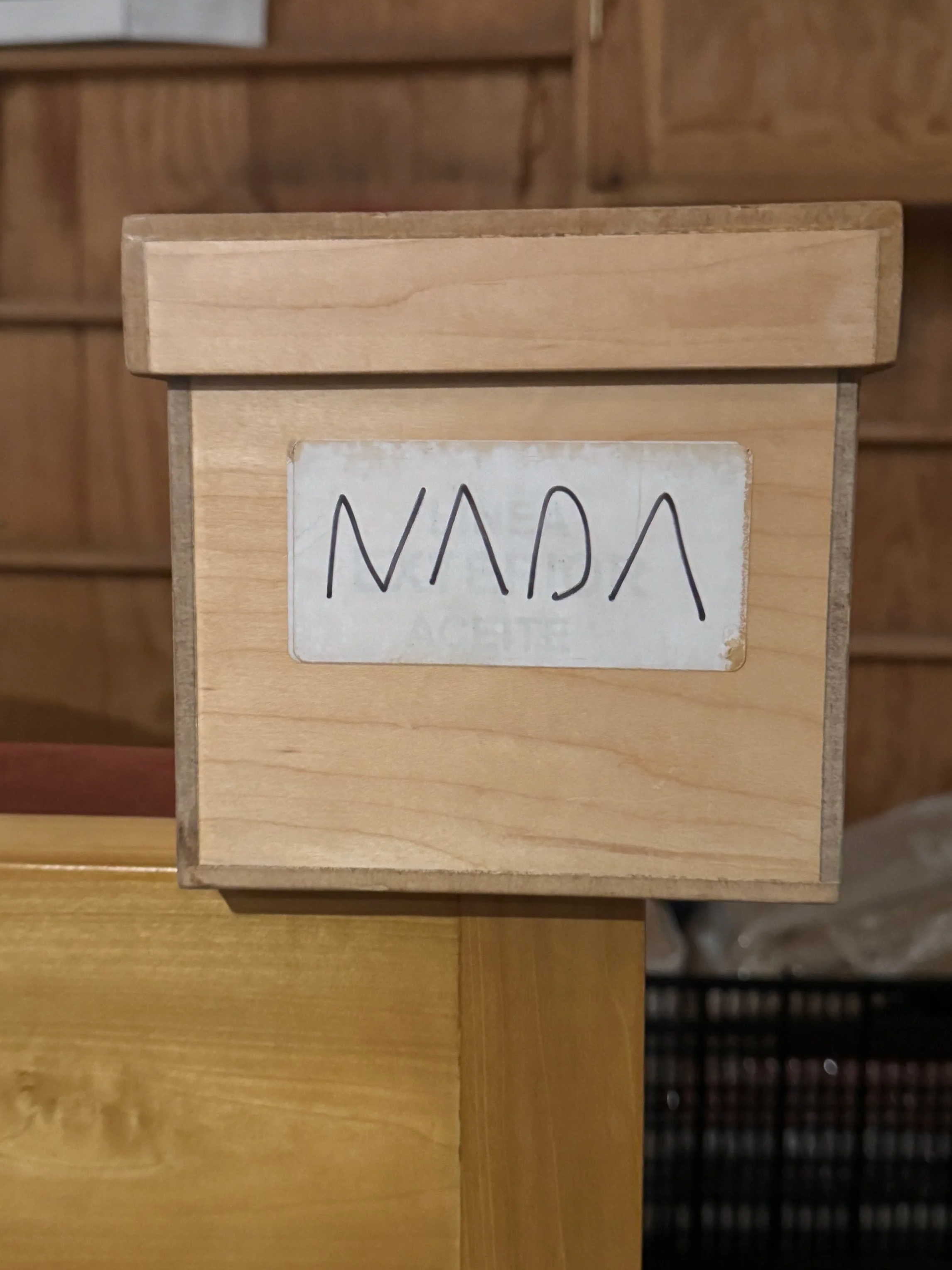 Cajón de madera con una etiqueta que dice 'NADA'.