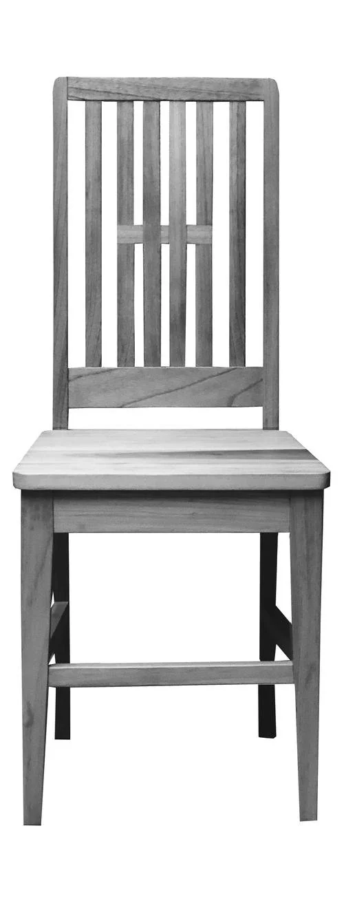 Silla de madera, alta, con respaldo de listones verticales y asiento amplio.