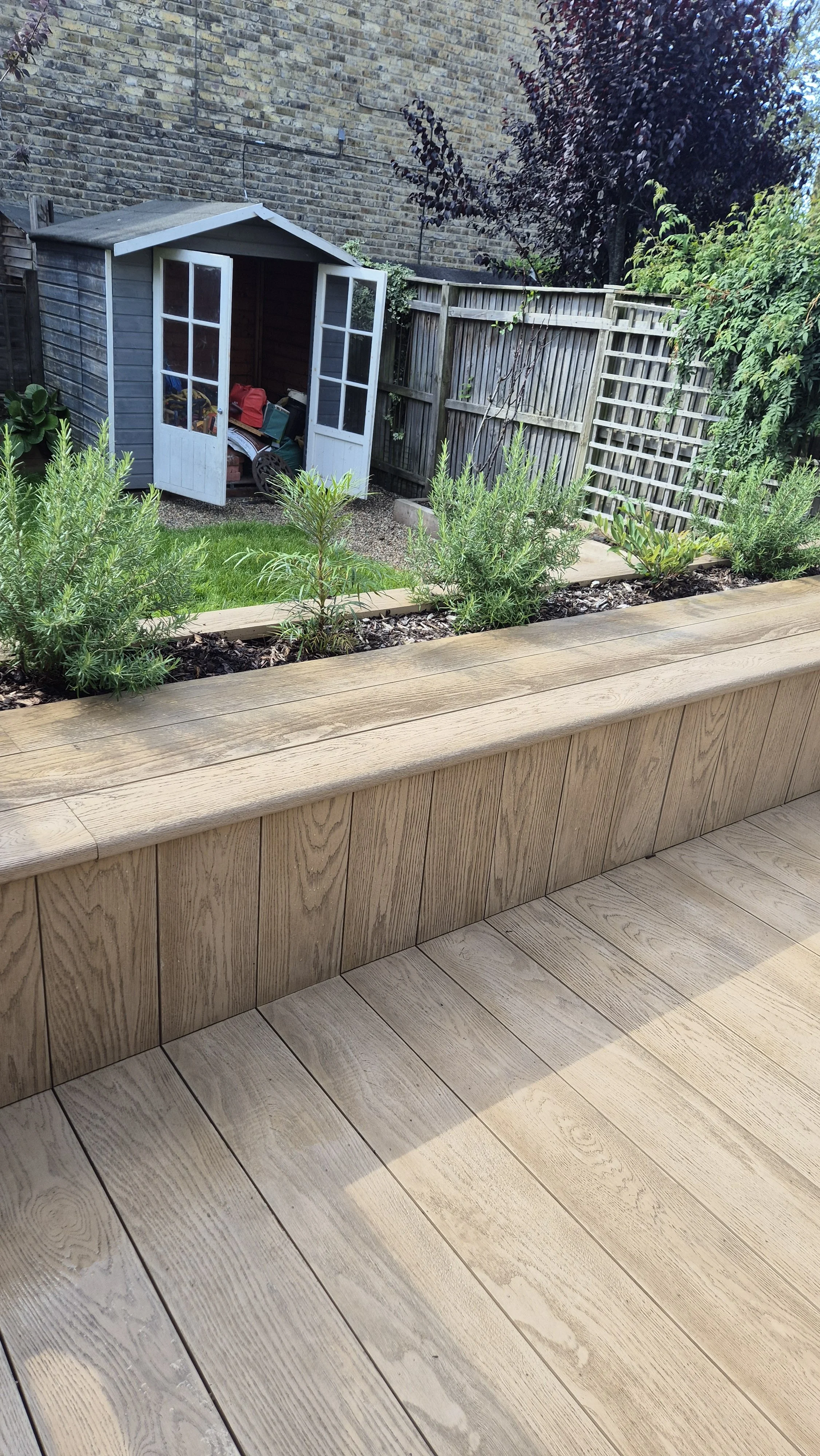 Decking, Bespoke Planters & Architectural Wall Finishes – London (22).jpg