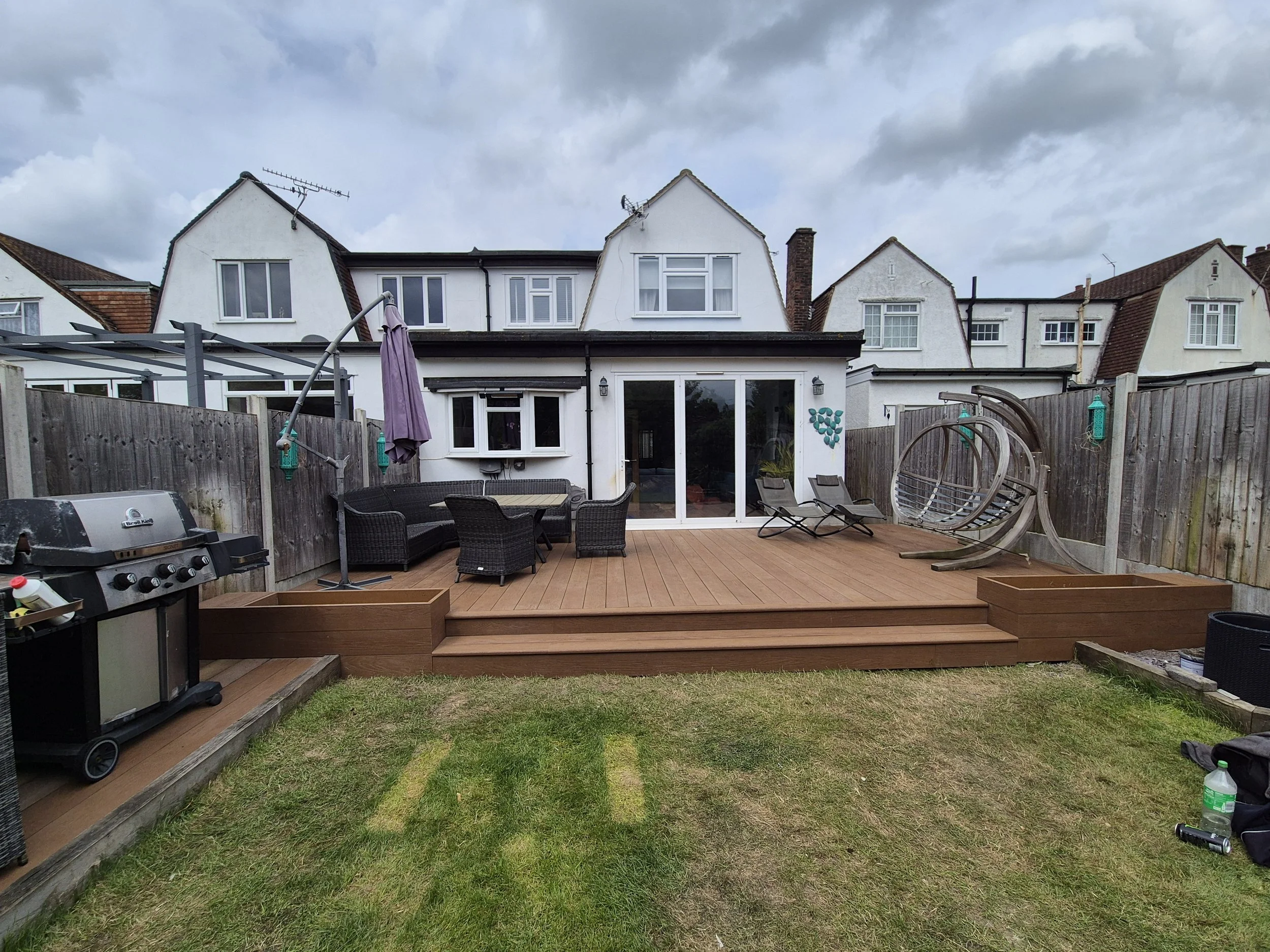 Luxury Millboard Golden Oak Decking with Integrated Planters & BBQ Area – London (2).jpg