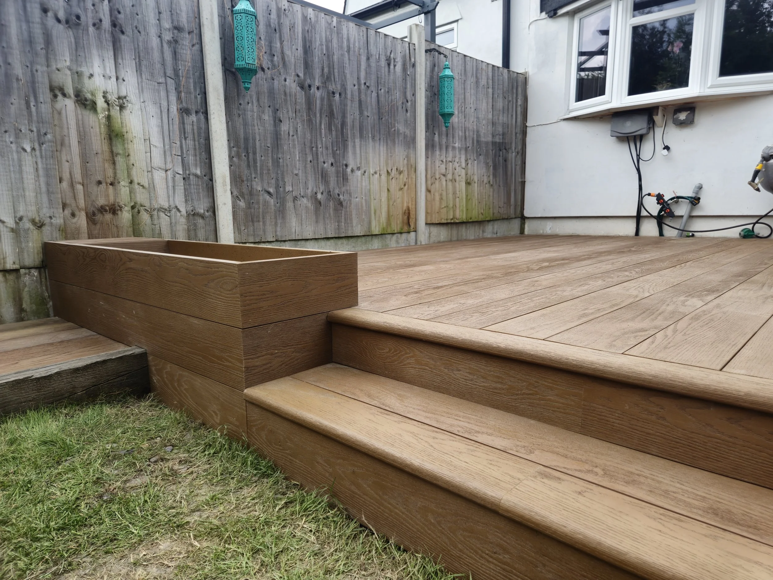 Luxury Millboard Golden Oak Decking with Integrated Planters & BBQ Area – London (6).jpg
