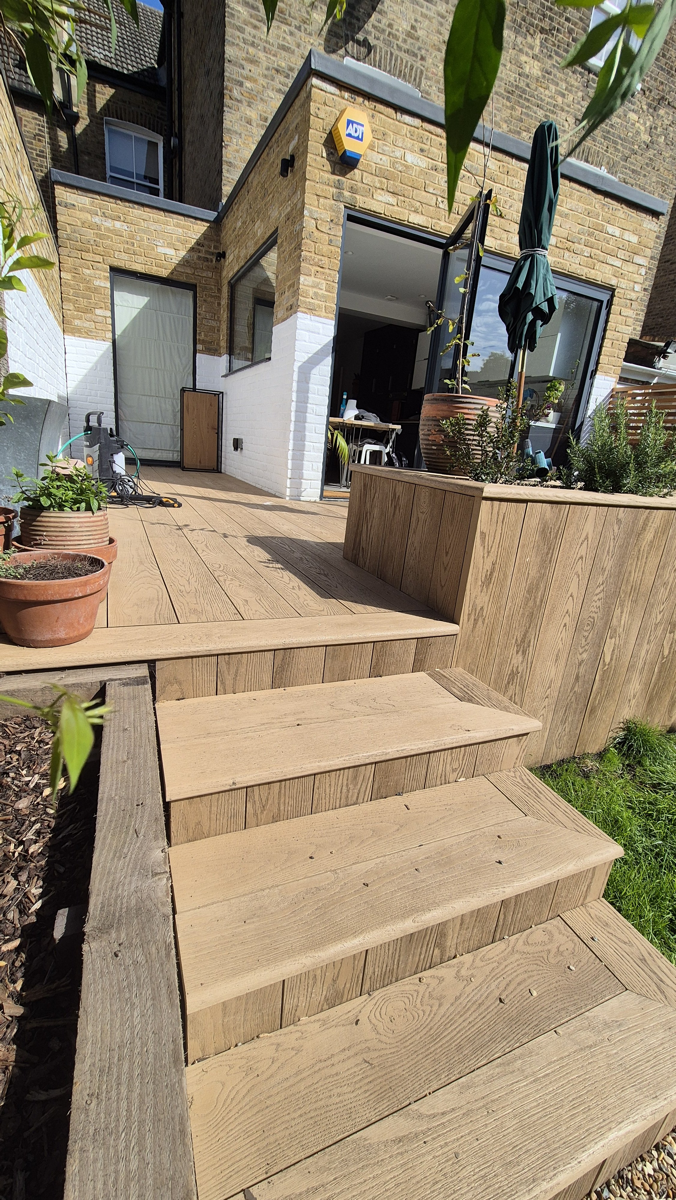 Decking, Bespoke Planters & Architectural Wall Finishes – London (19).jpg