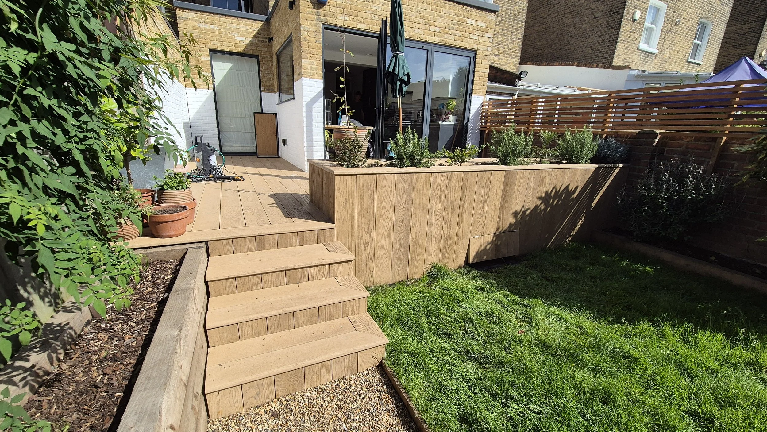 Decking, Bespoke Planters & Architectural Wall Finishes – London (21).jpg