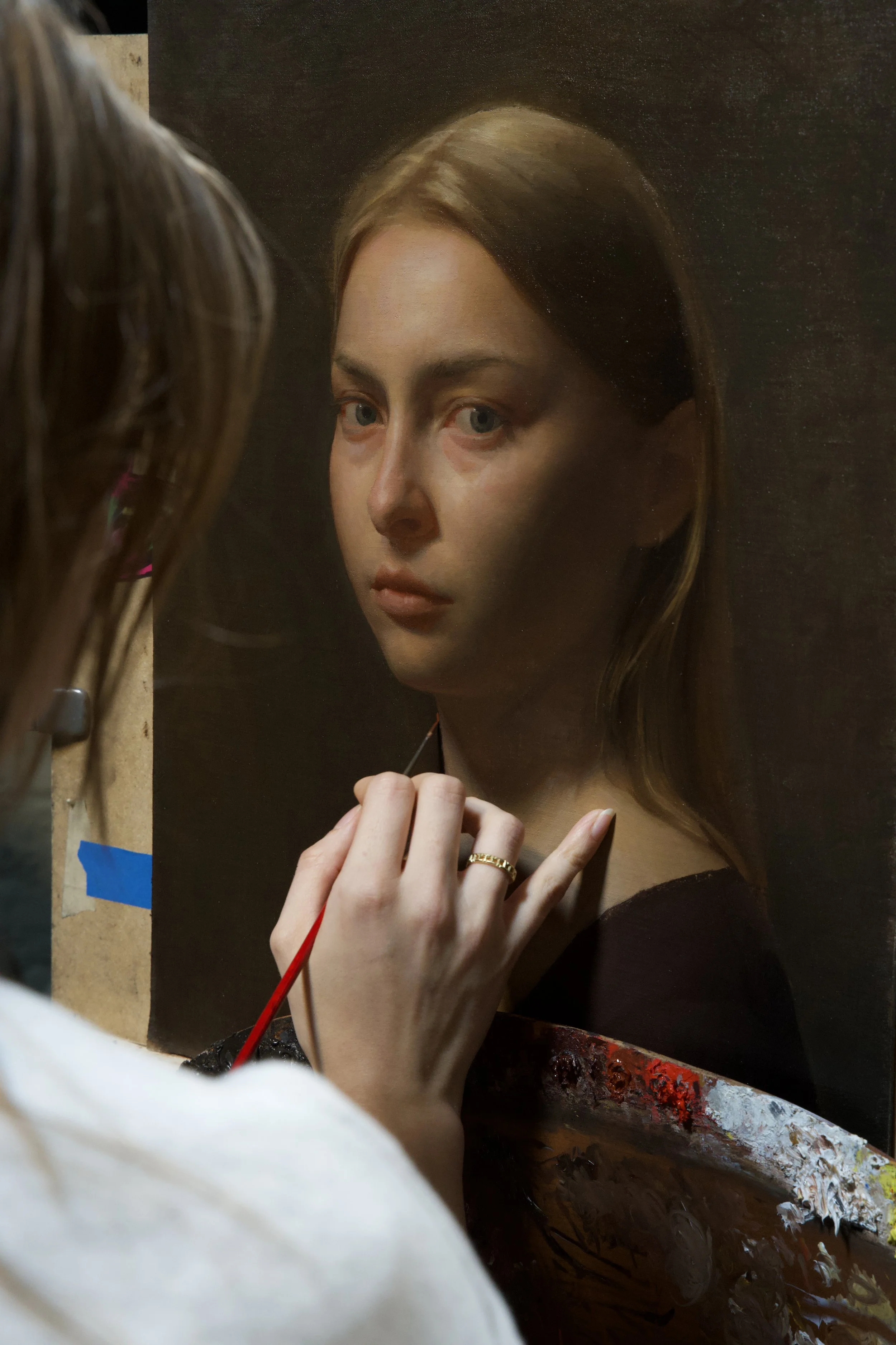 Photo de Florentine Bonnaud en train de peindre son auto-portrait à l'huile