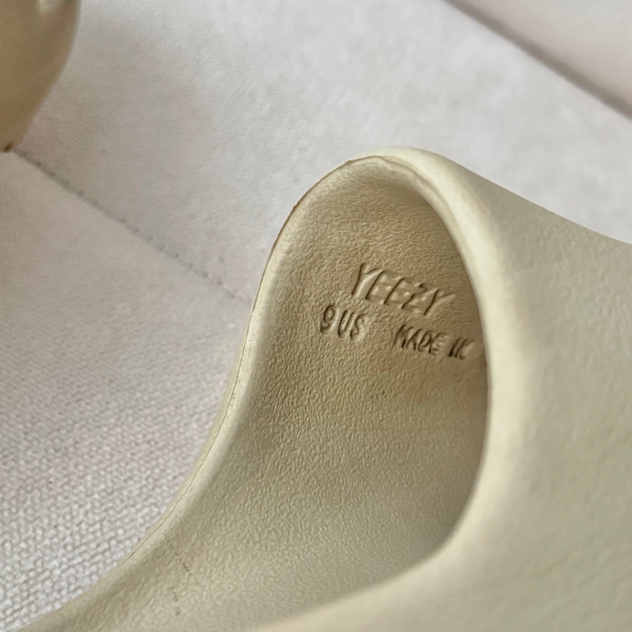 Shoes_Yeezy_04.jpg
