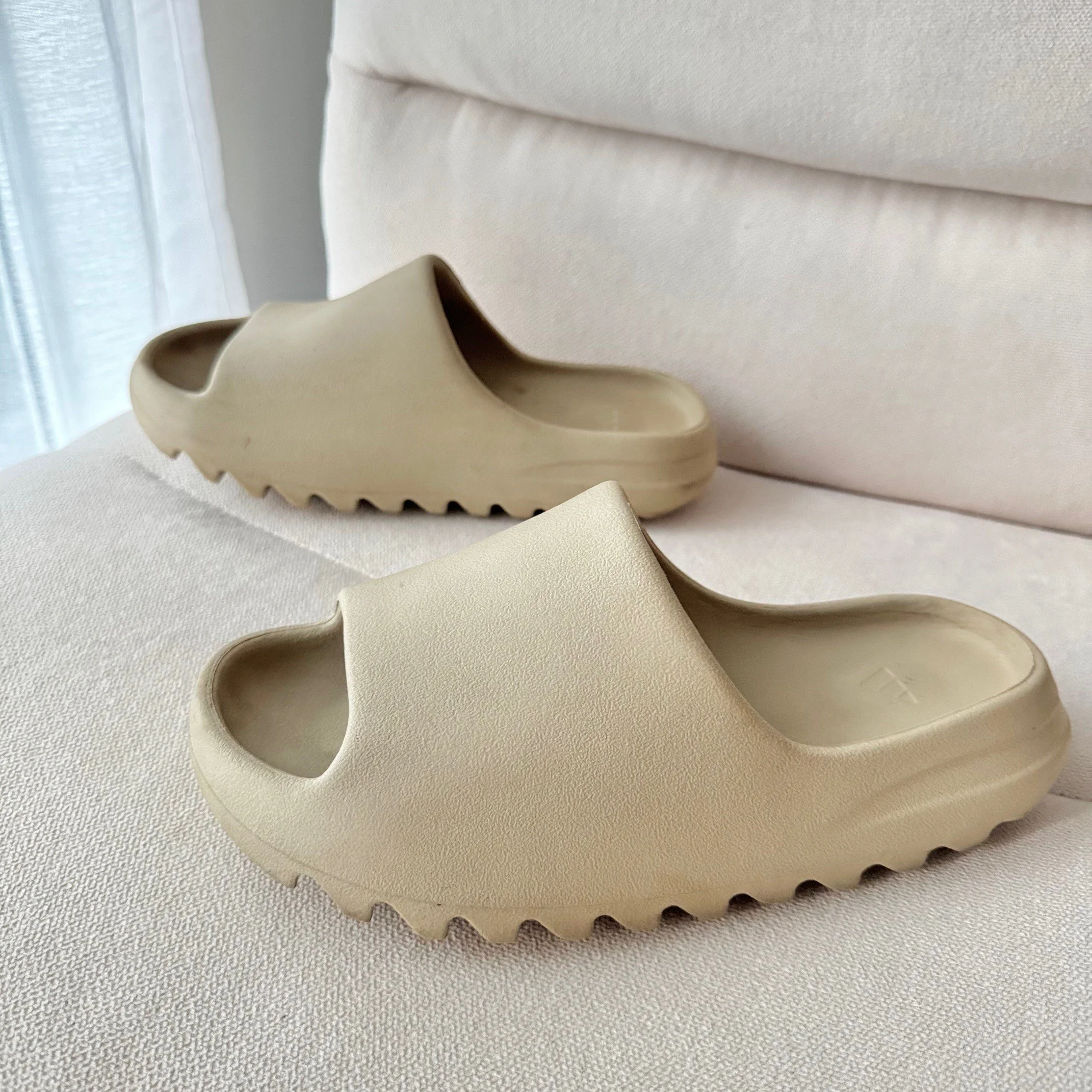 Shoes_Yeezy_06.jpg