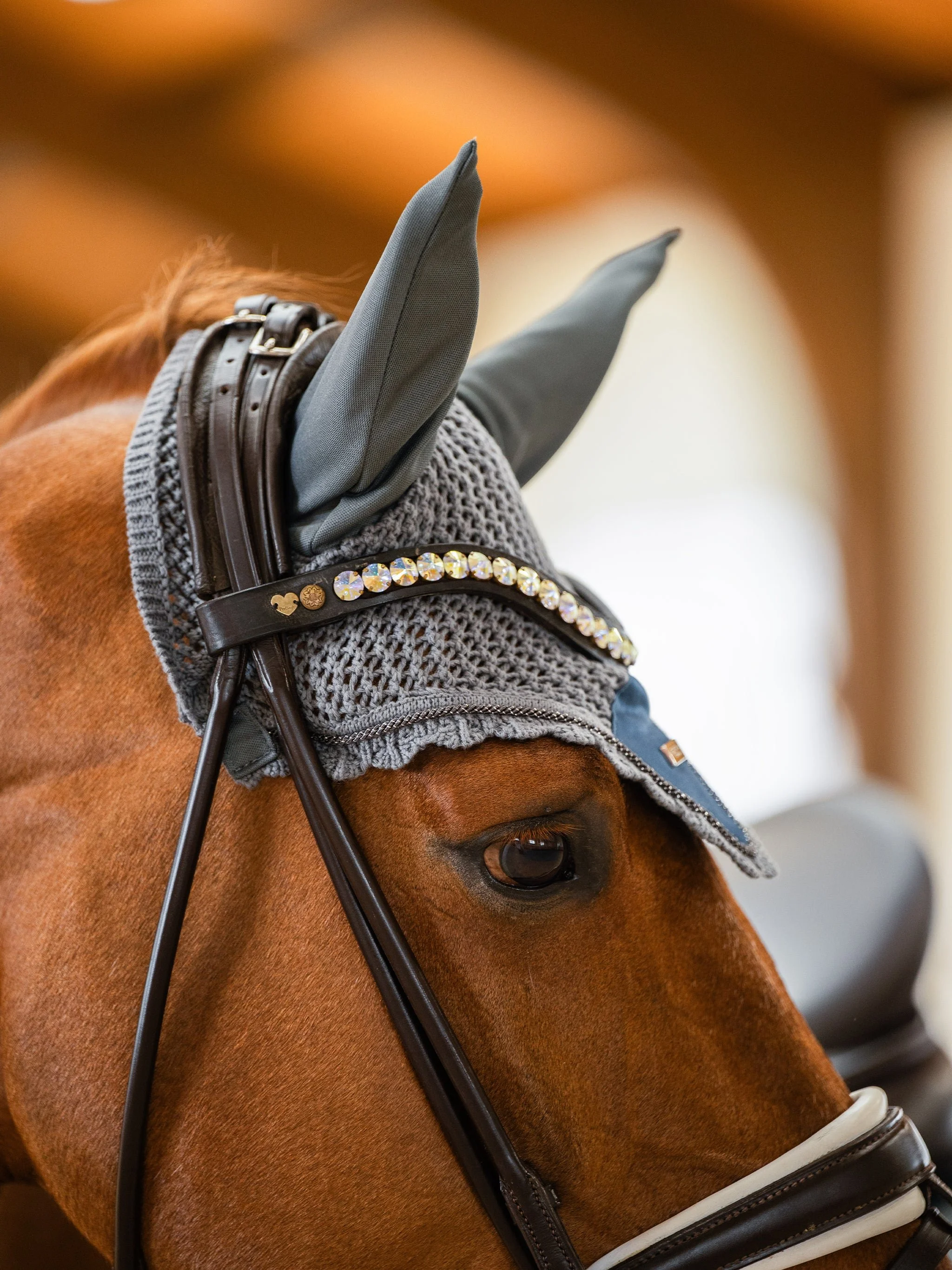 metallic-blue-ear-bonnet-huva-fliegenhaube-oornetje-hov.jpg
