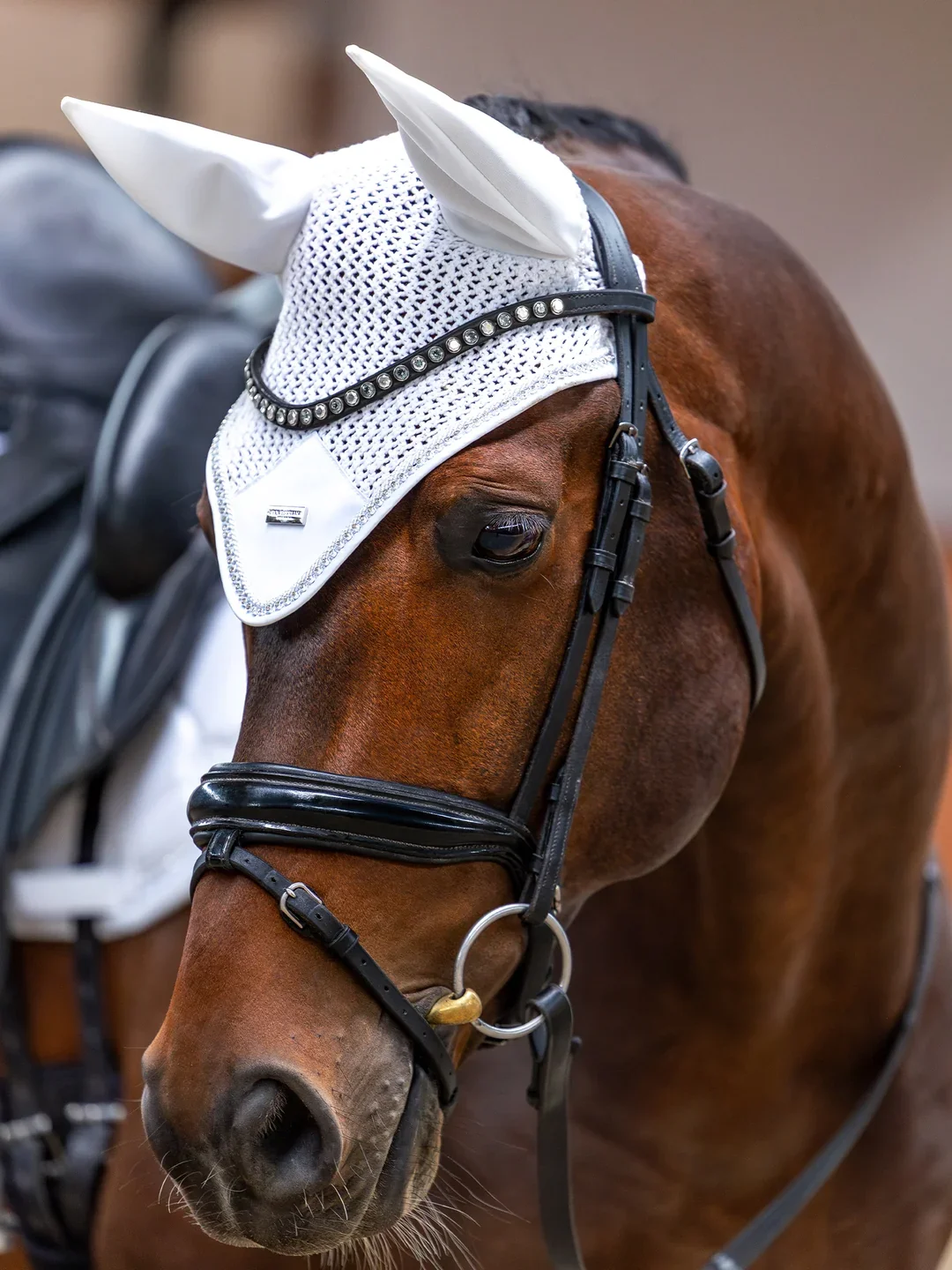 ear-bonnet-crystal-white2.webp